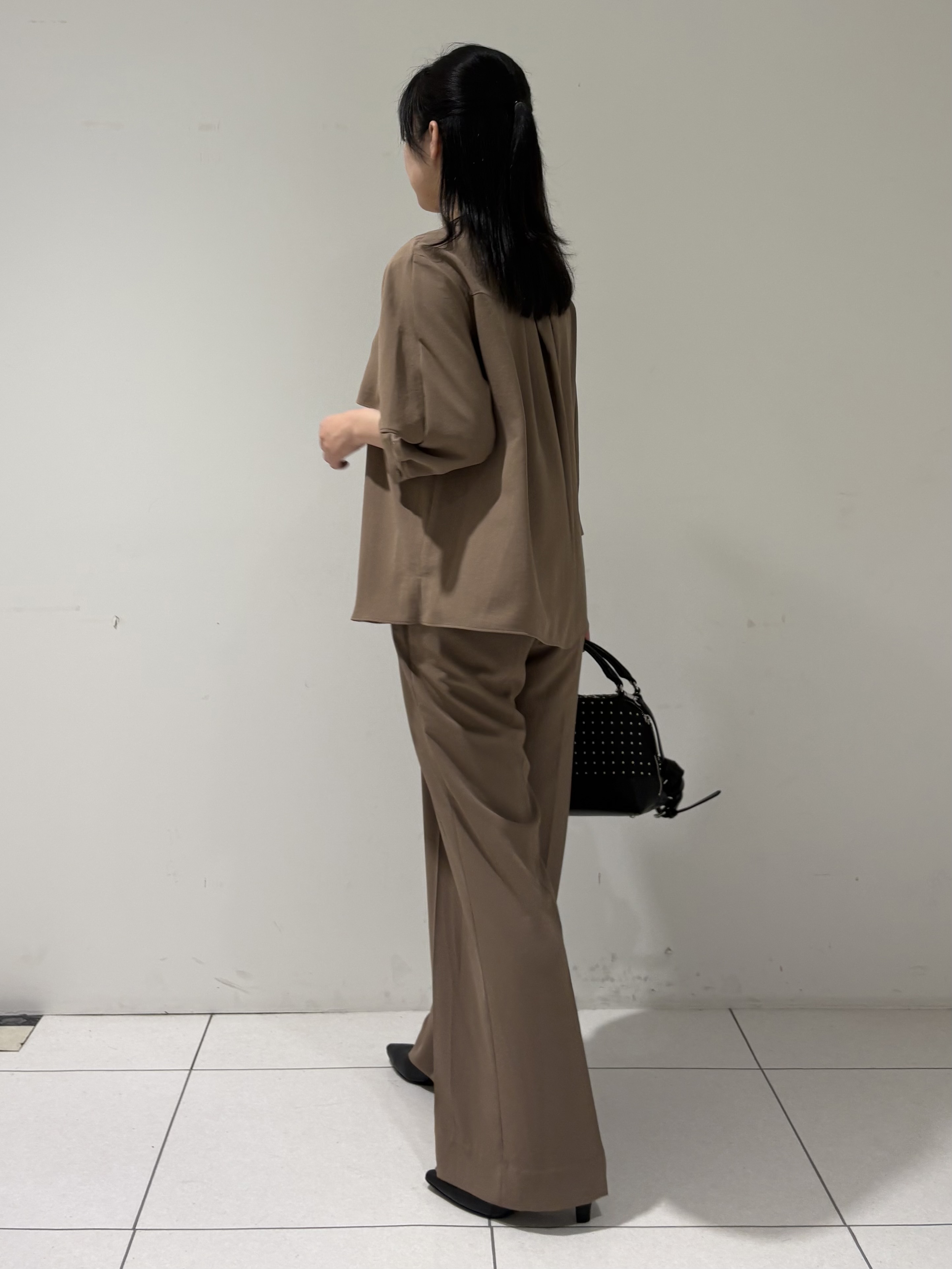 momokoさんの「INDIVI｜【接触冷感/UVケア/夏羽織り/着る日傘】ケープ風ブラウス」を使ったコーディネート