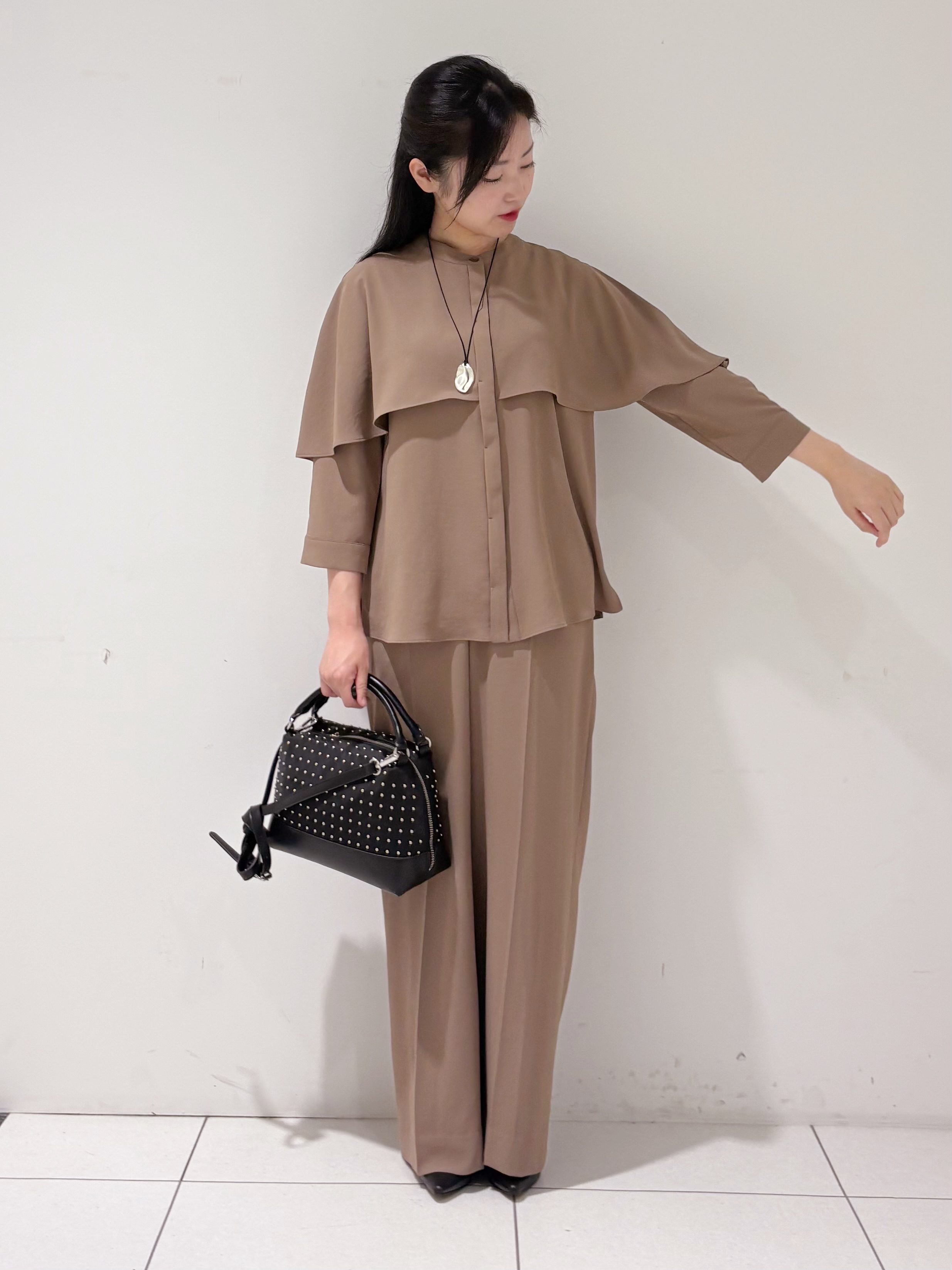 momokoさんの「INDIVI｜【接触冷感/UVケア/夏羽織り/着る日傘】ケープ風ブラウス」を使ったコーディネート
