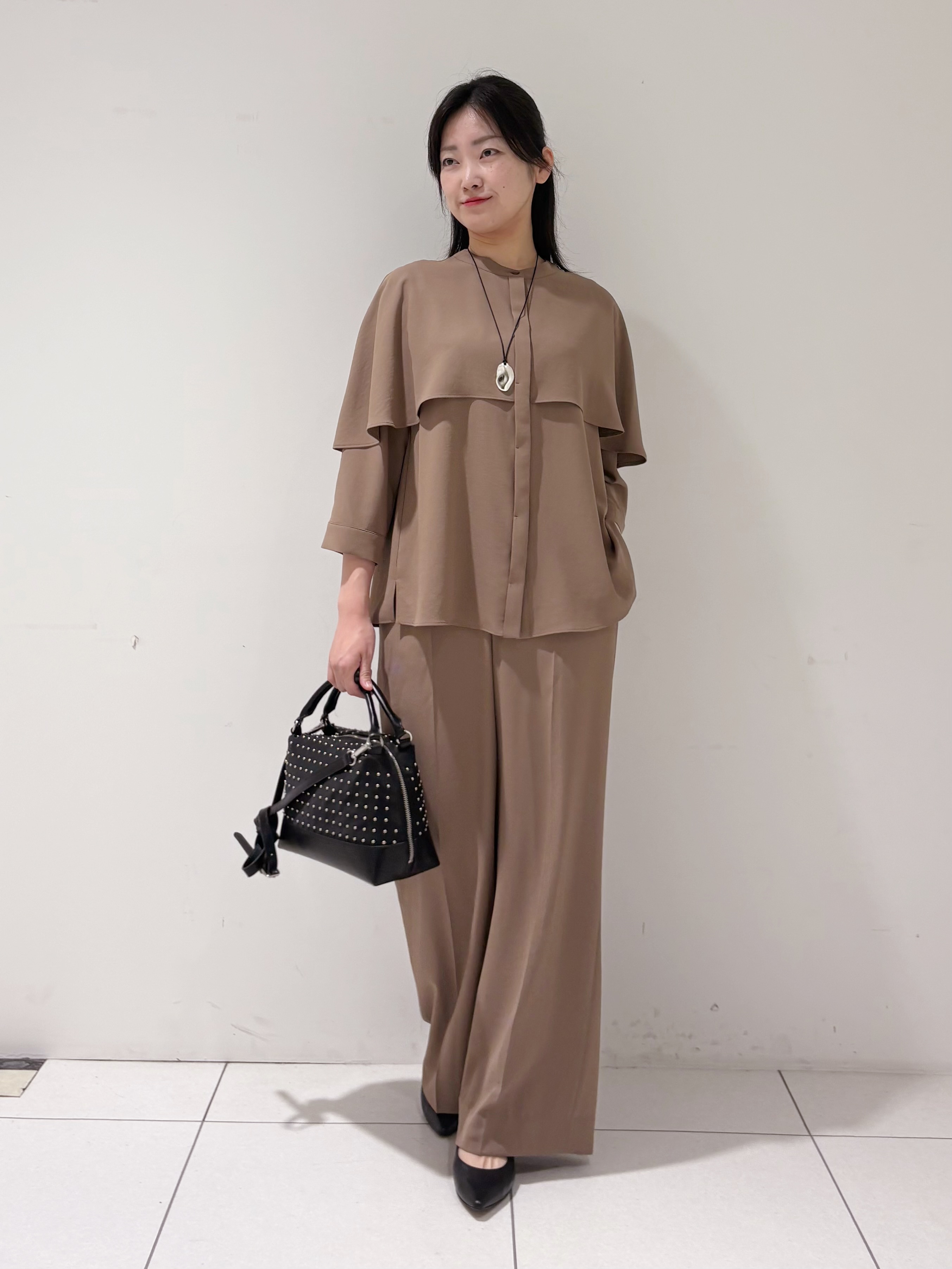 momokoさんの「INDIVI｜【接触冷感/UVケア/夏羽織り/着る日傘】ケープ風ブラウス」を使ったコーディネート