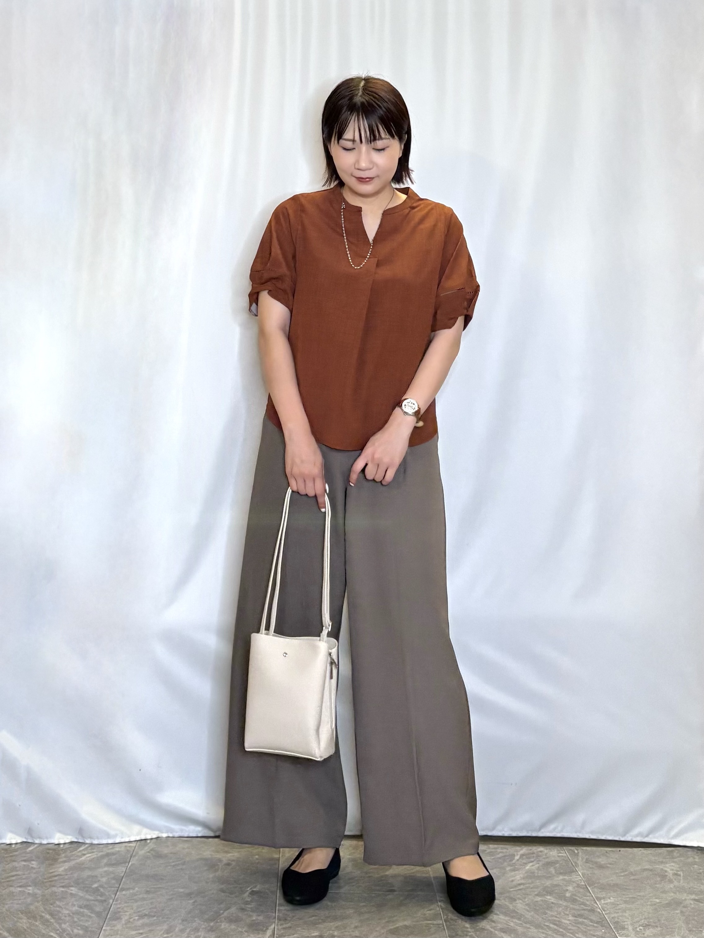 ネリさんの「SHOO･LA･RUE｜【洗濯後しわになりにくい/インせずきまる】シンプルだけど女性らしい 麻調スキッパーブラウス」を使ったコーディネート