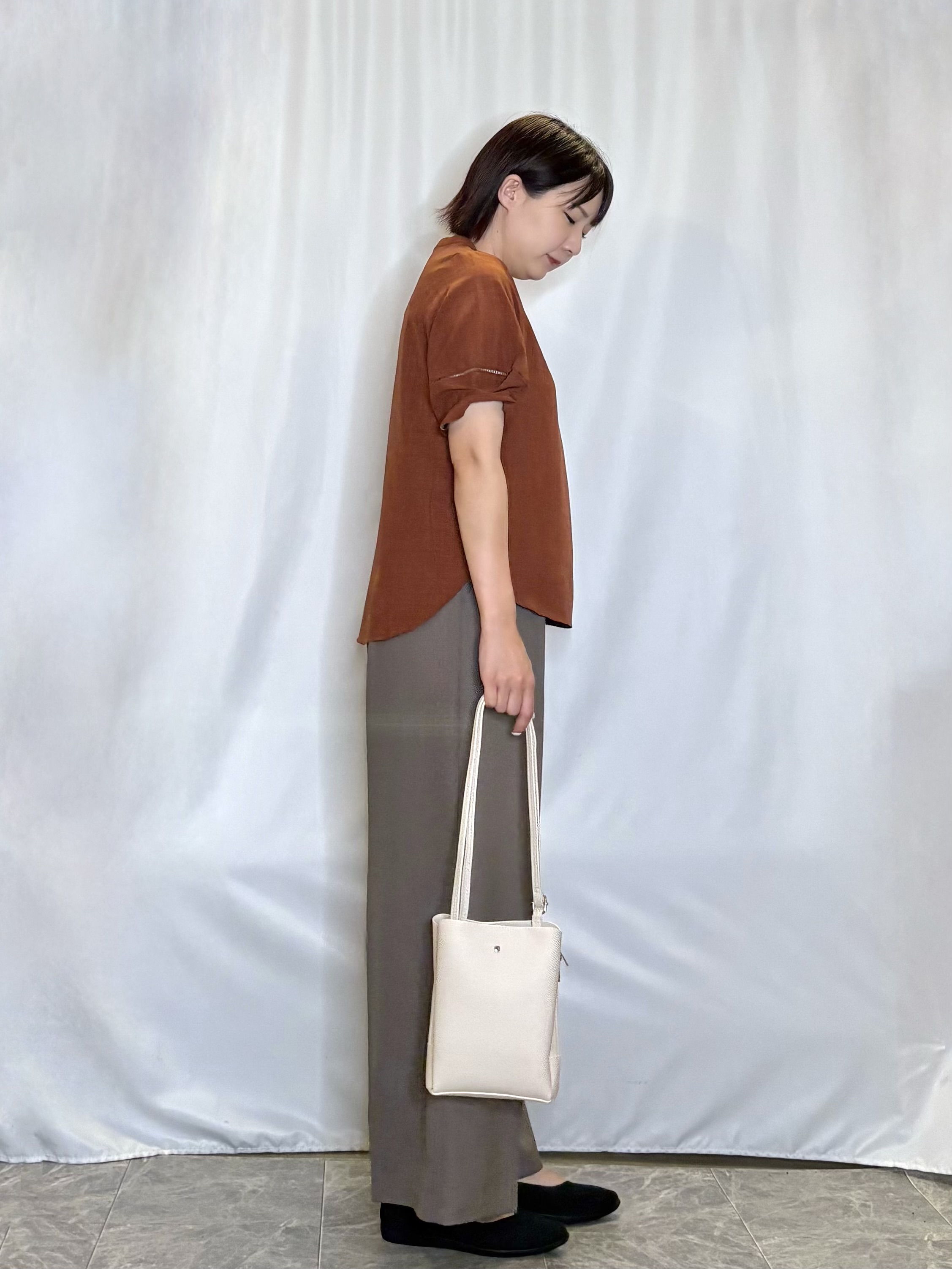 ネリさんの「SHOO･LA･RUE｜【洗濯後しわになりにくい/インせずきまる】シンプルだけど女性らしい 麻調スキッパーブラウス」を使ったコーディネート