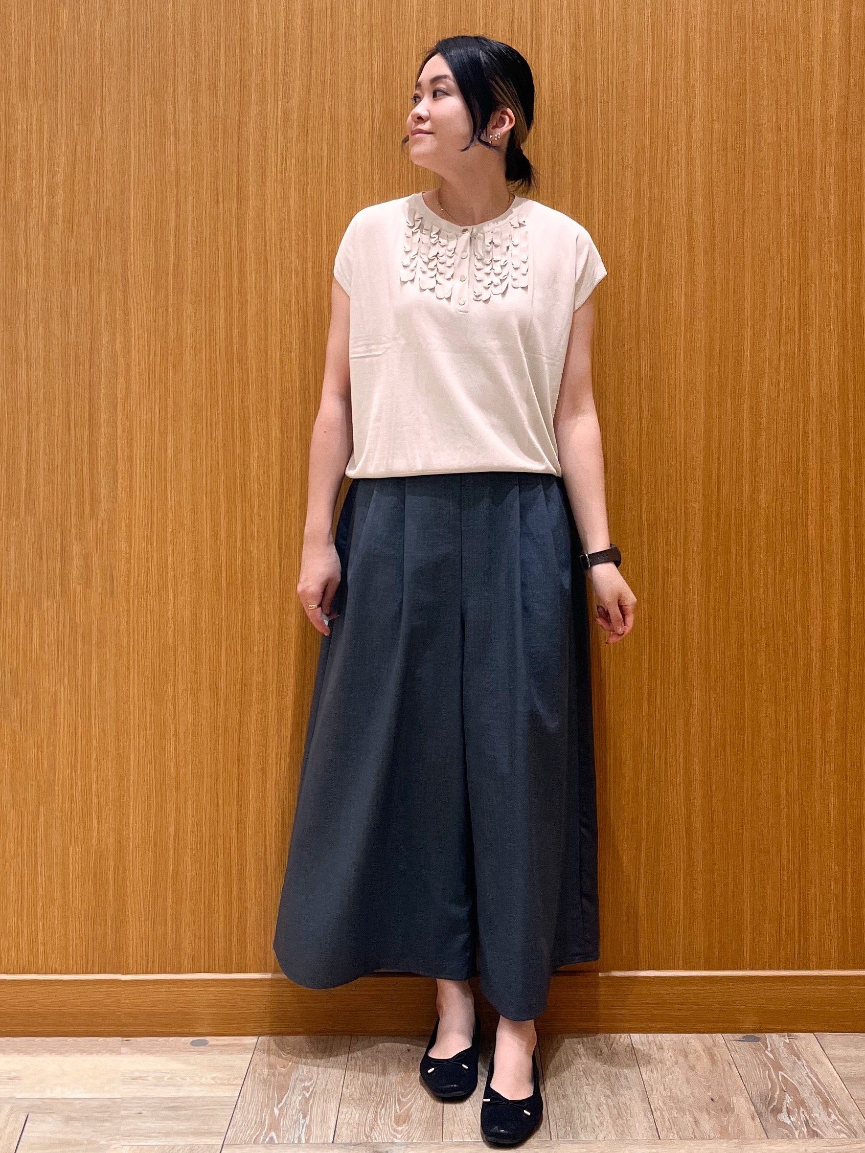 aさんの「OPAQUE.CLIP｜【UV】フリルフレンチスリーブニット《接触冷感／洗濯機OK》」を使ったコーディネート