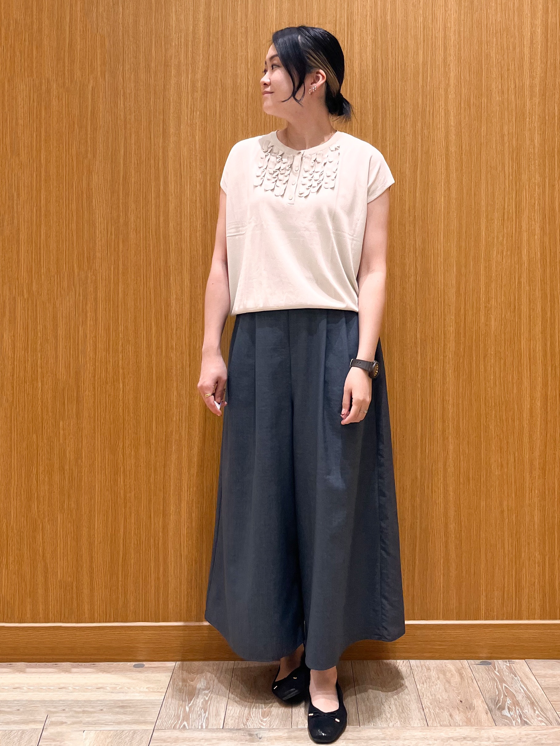 aさんの「OPAQUE.CLIP｜【UV】フリルフレンチスリーブニット《接触冷感／洗濯機OK》」を使ったコーディネート