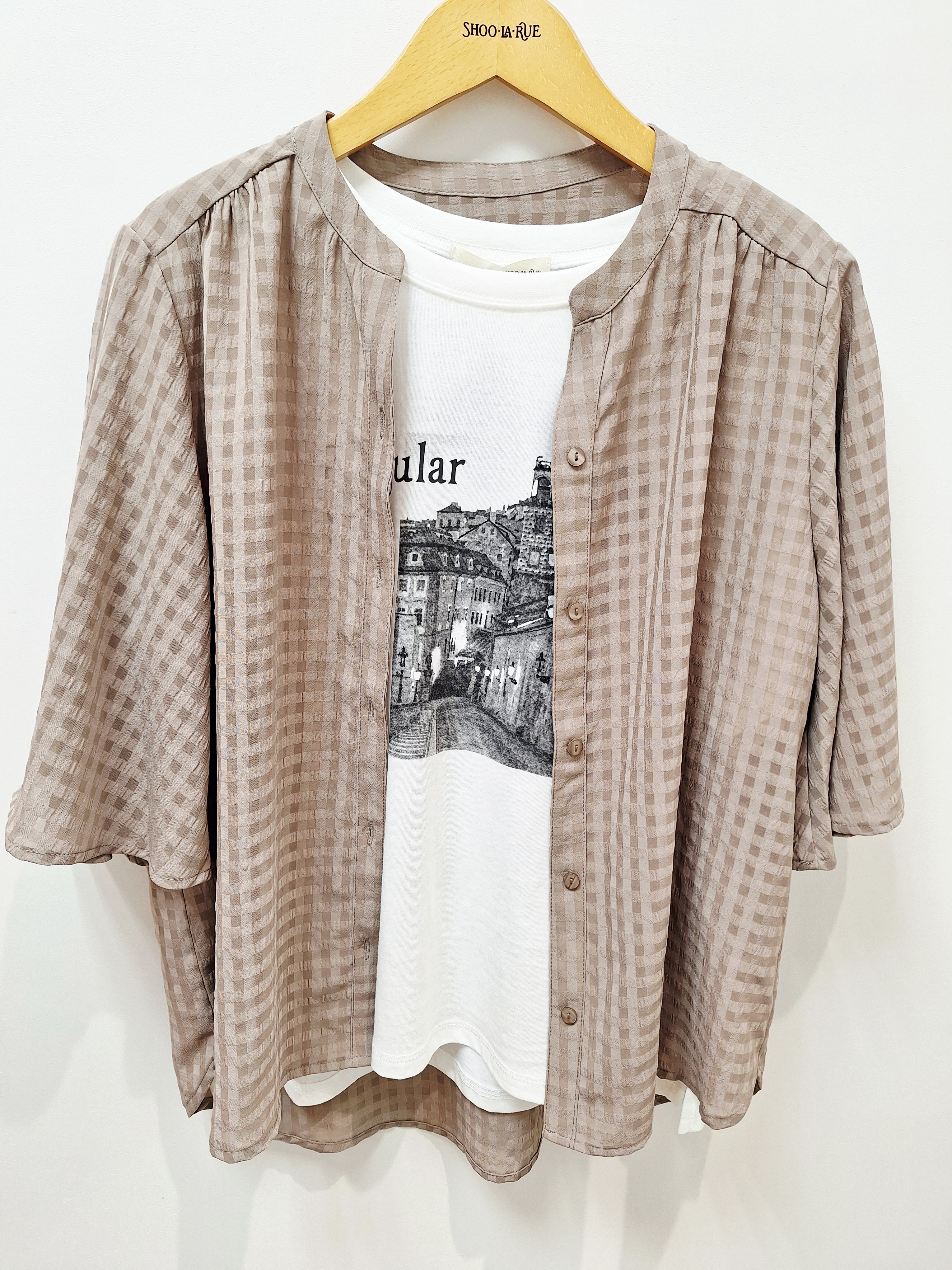 MOMOさんの「SHOO･LA･RUE｜【S-LL/洗濯機可】大人のベーシックカラープリントTシャツ」を使ったコーディネート