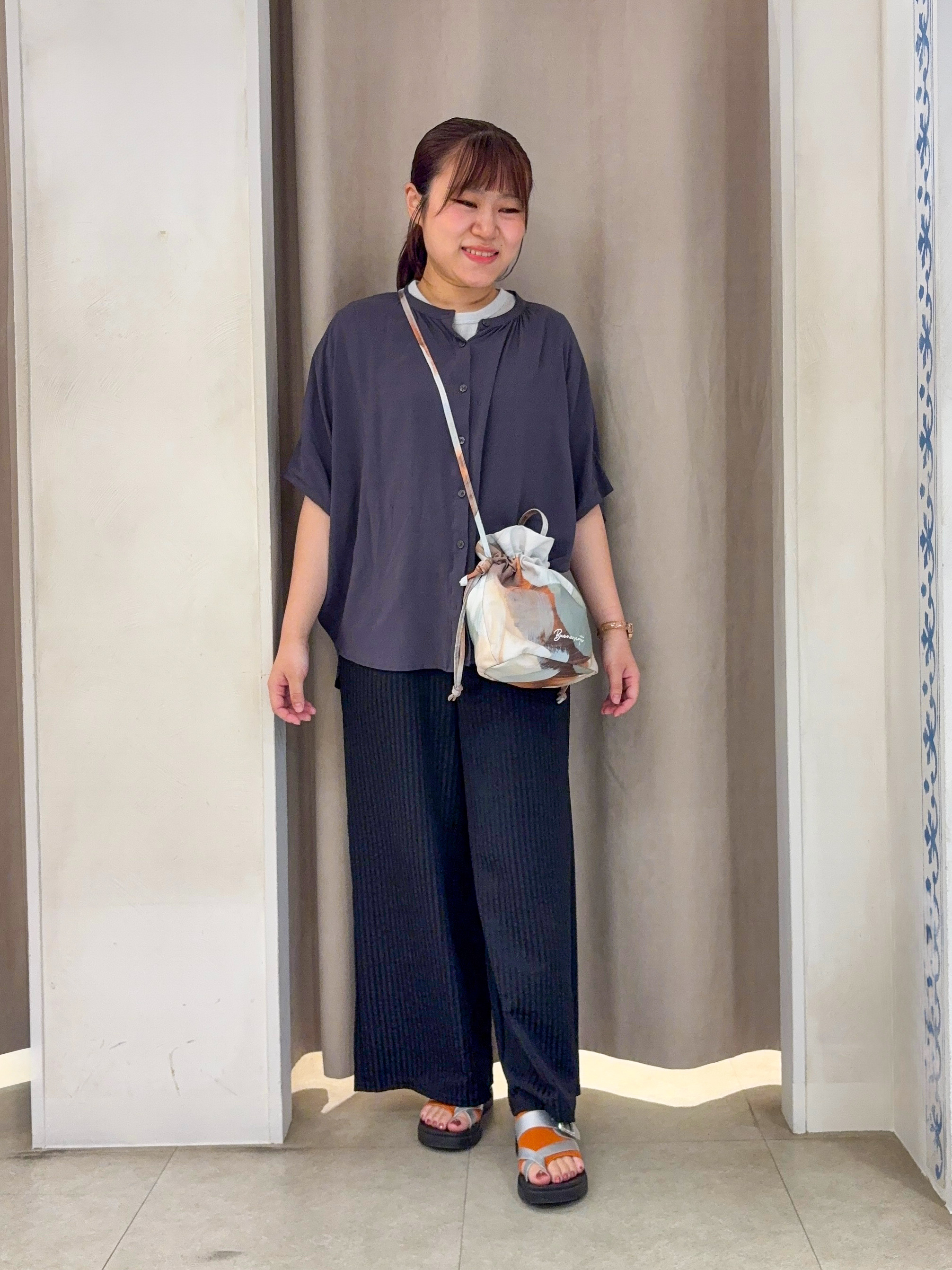 SO(R)Aさんの「SHOO･LA･RUE｜【洗濯機可/体型カバー】二の腕隠れる ゆるっとドルマンバンドカラーシャツ」を使ったコーディネート