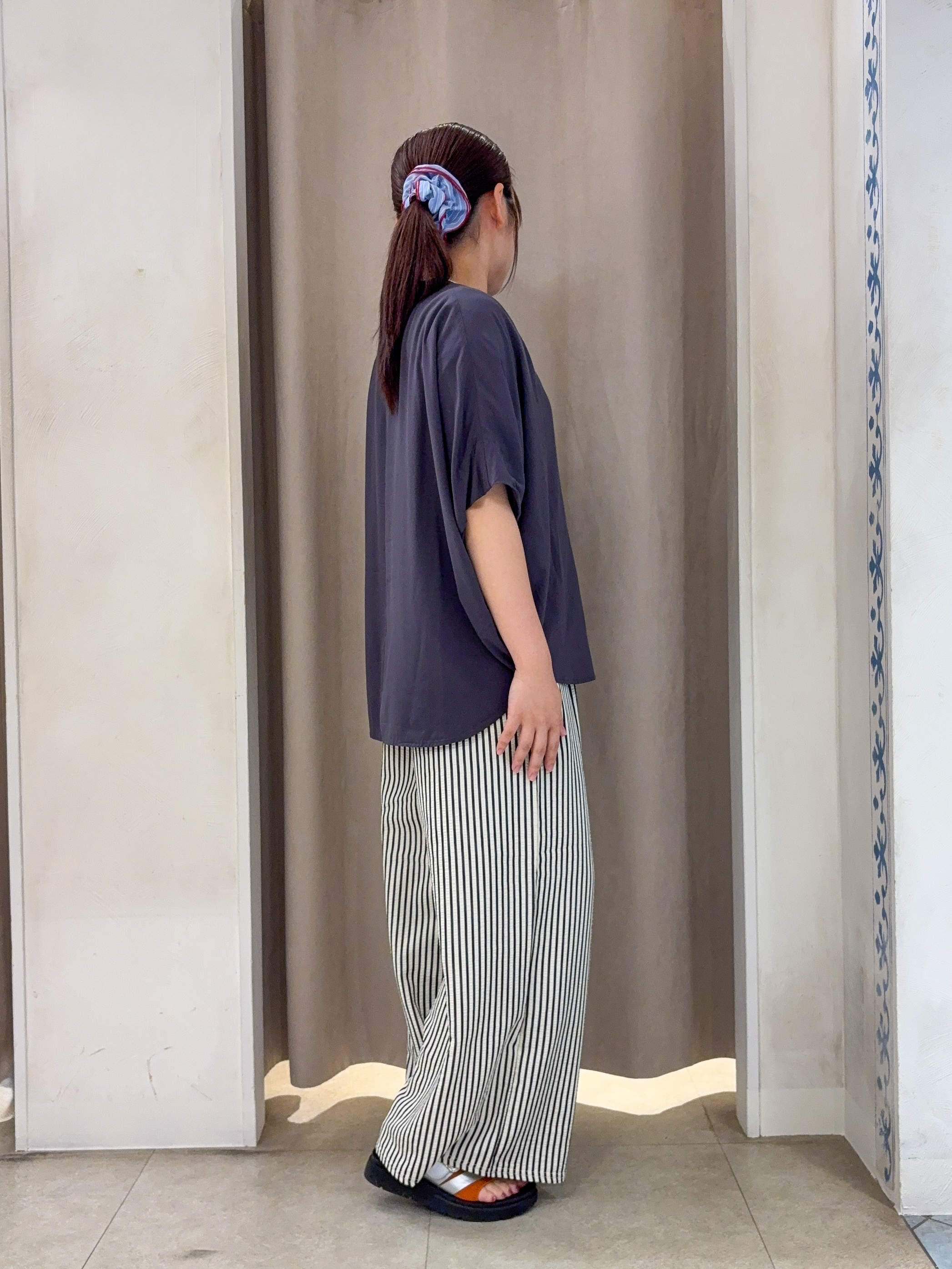 SO(R)Aさんの「SHOO･LA･RUE｜【洗濯機可/体型カバー】二の腕隠れる ゆるっとドルマンバンドカラーシャツ」を使ったコーディネート