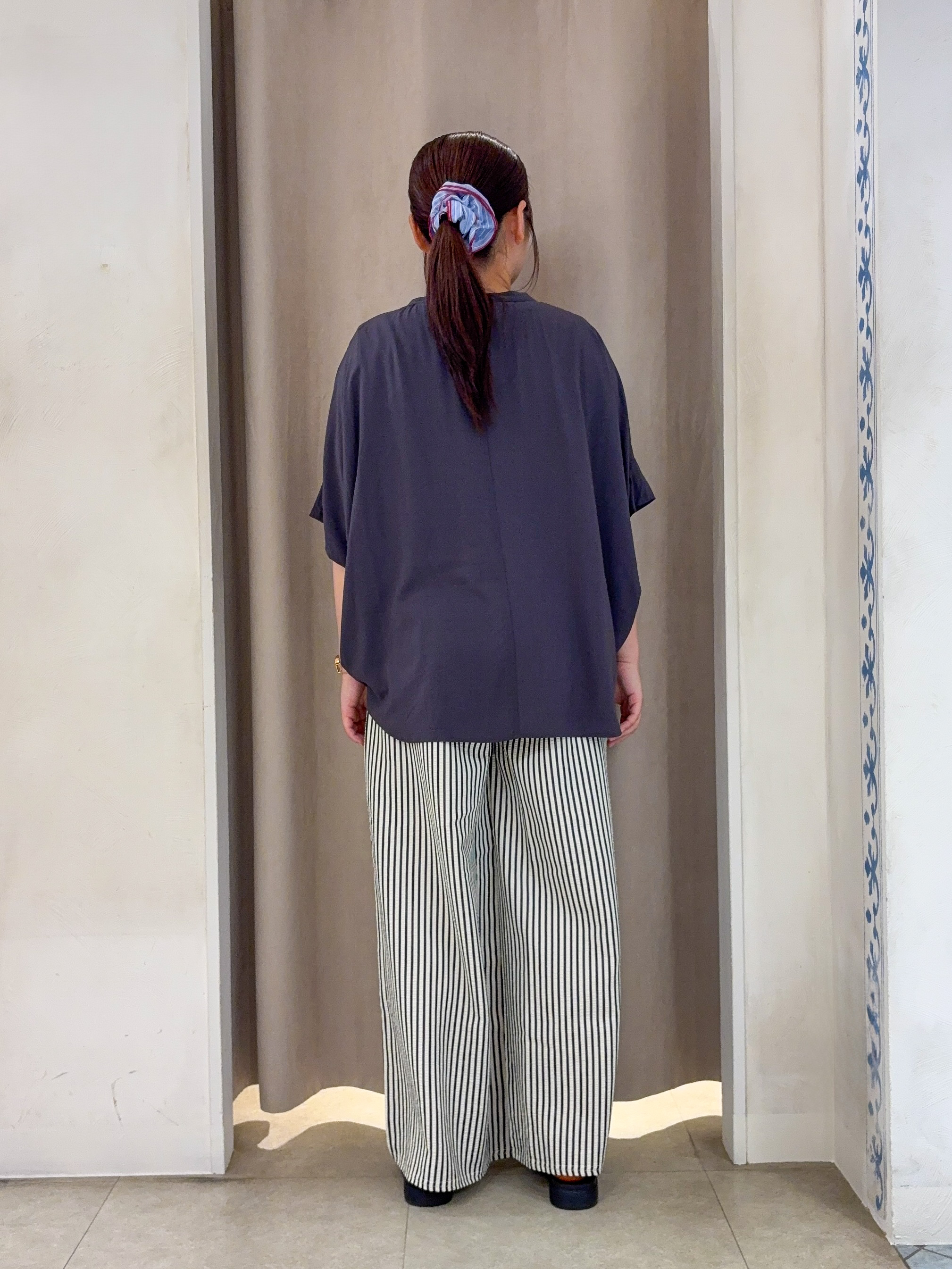 SO(R)Aさんの「SHOO･LA･RUE｜【洗濯機可/体型カバー】二の腕隠れる ゆるっとドルマンバンドカラーシャツ」を使ったコーディネート