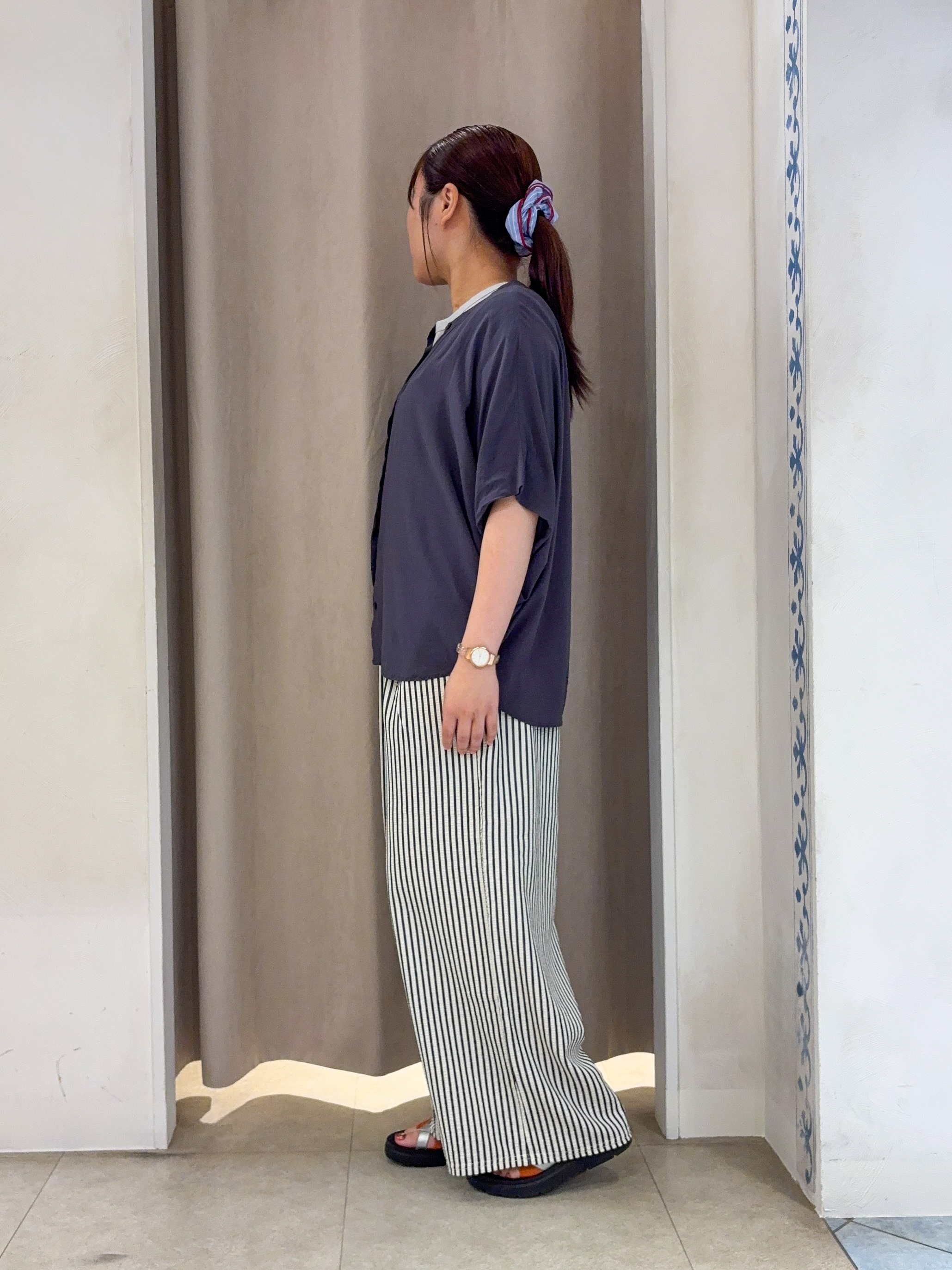 SO(R)Aさんの「SHOO･LA･RUE｜【洗濯機可/体型カバー】二の腕隠れる ゆるっとドルマンバンドカラーシャツ」を使ったコーディネート