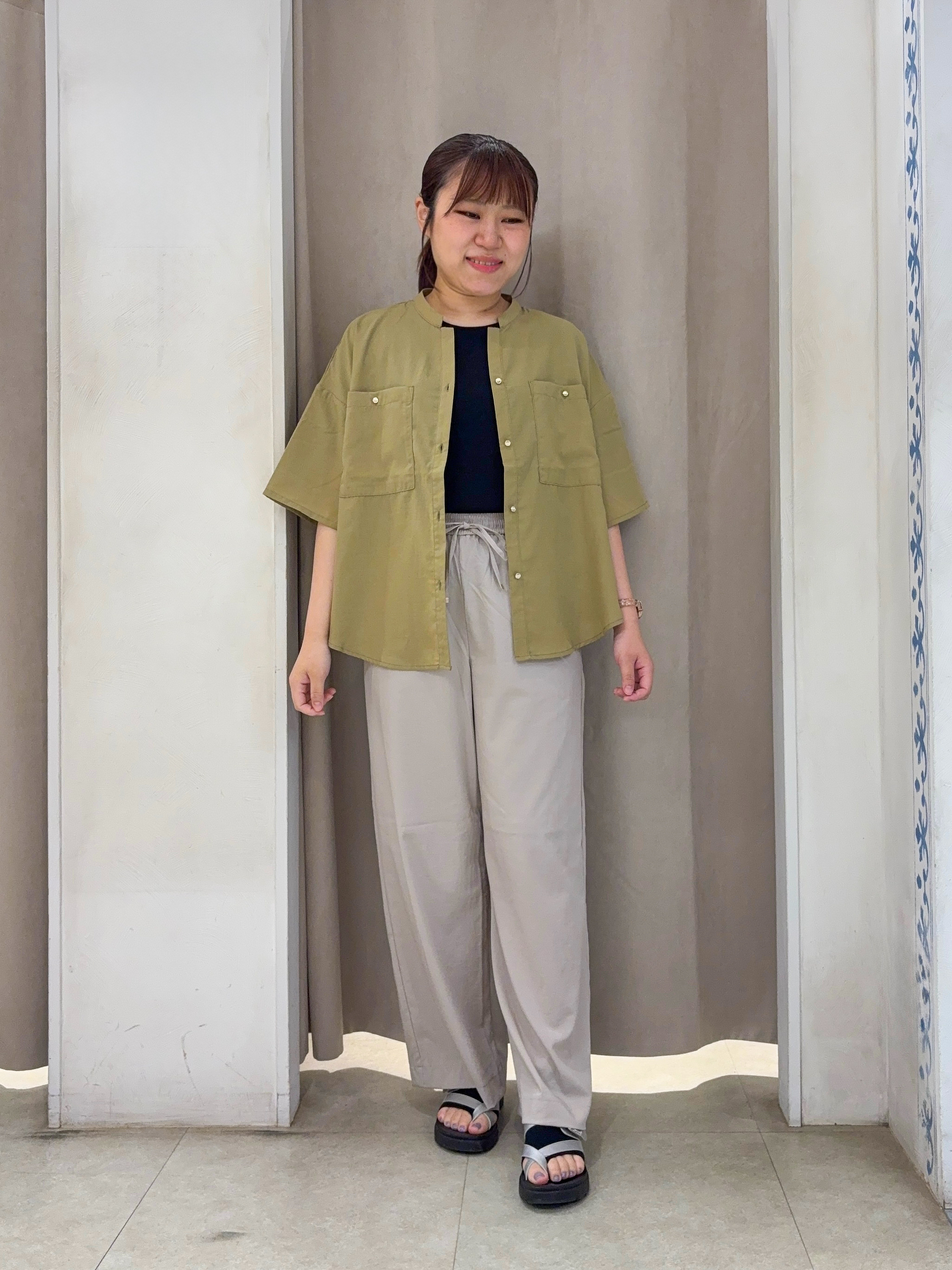 SO(R)Aさんの「SHOO･LA･RUE｜【洗濯機可/体型カバー】二の腕隠れる ゆるっとドルマンバンドカラーシャツ」を使ったコーディネート