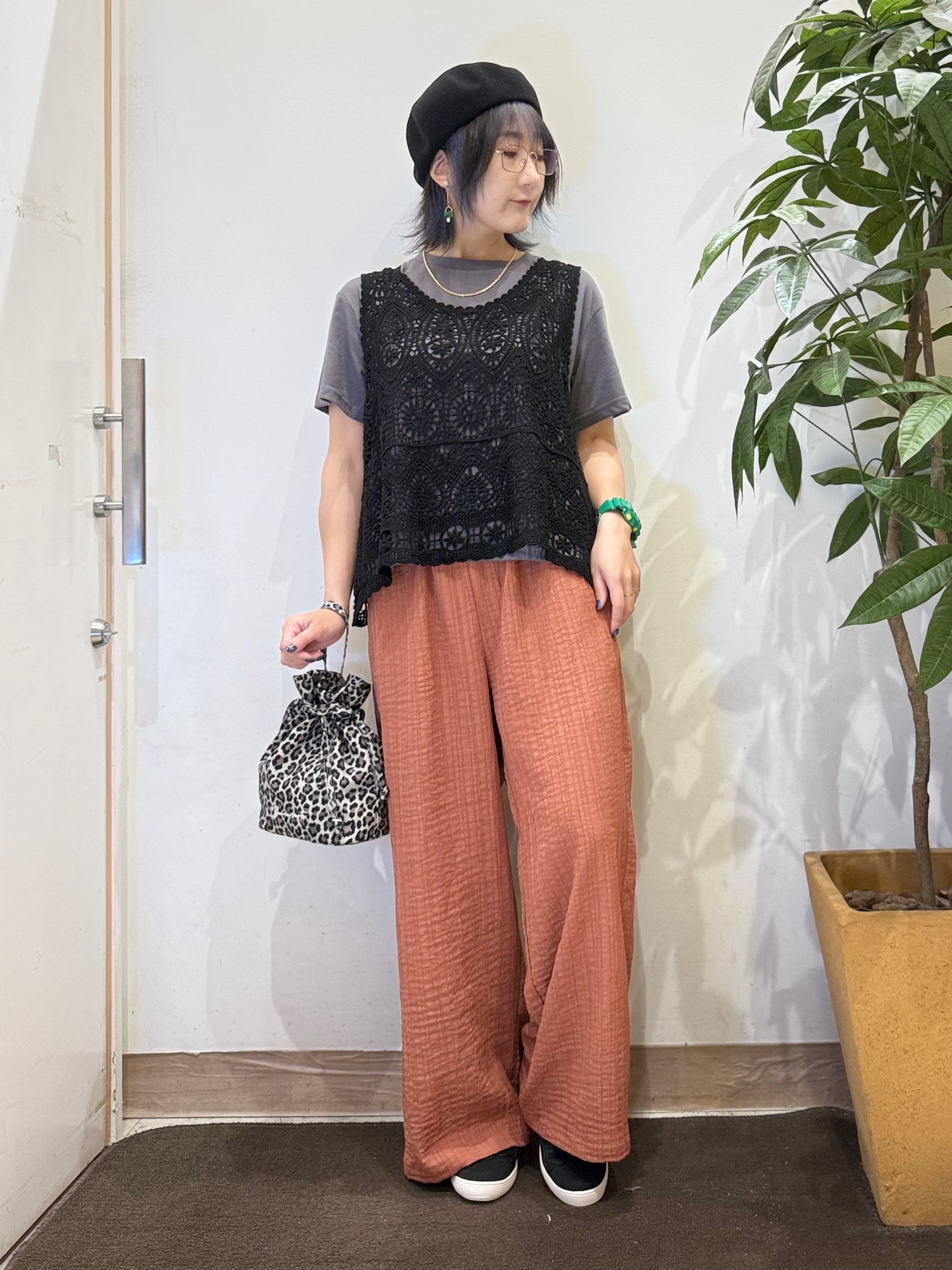 misakiさんの「SHOO･LA･RUE｜【2点セット/体型カバー】瞬間レイヤードコーデが完成 クロシェ編みベスト+ロゴT」を使ったコーディネート