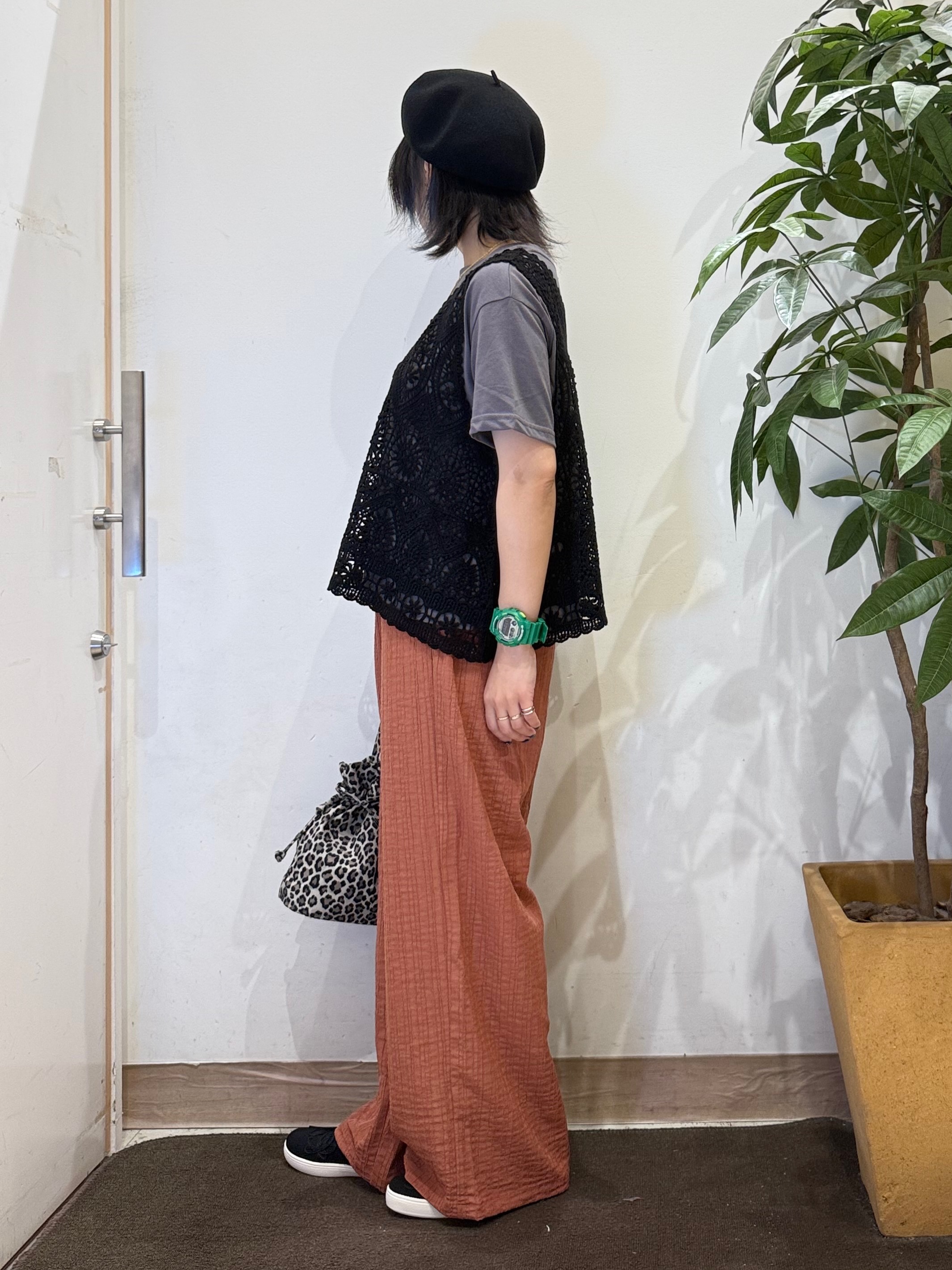 misakiさんの「SHOO･LA･RUE｜【2点セット/体型カバー】瞬間レイヤードコーデが完成 クロシェ編みベスト+ロゴT」を使ったコーディネート