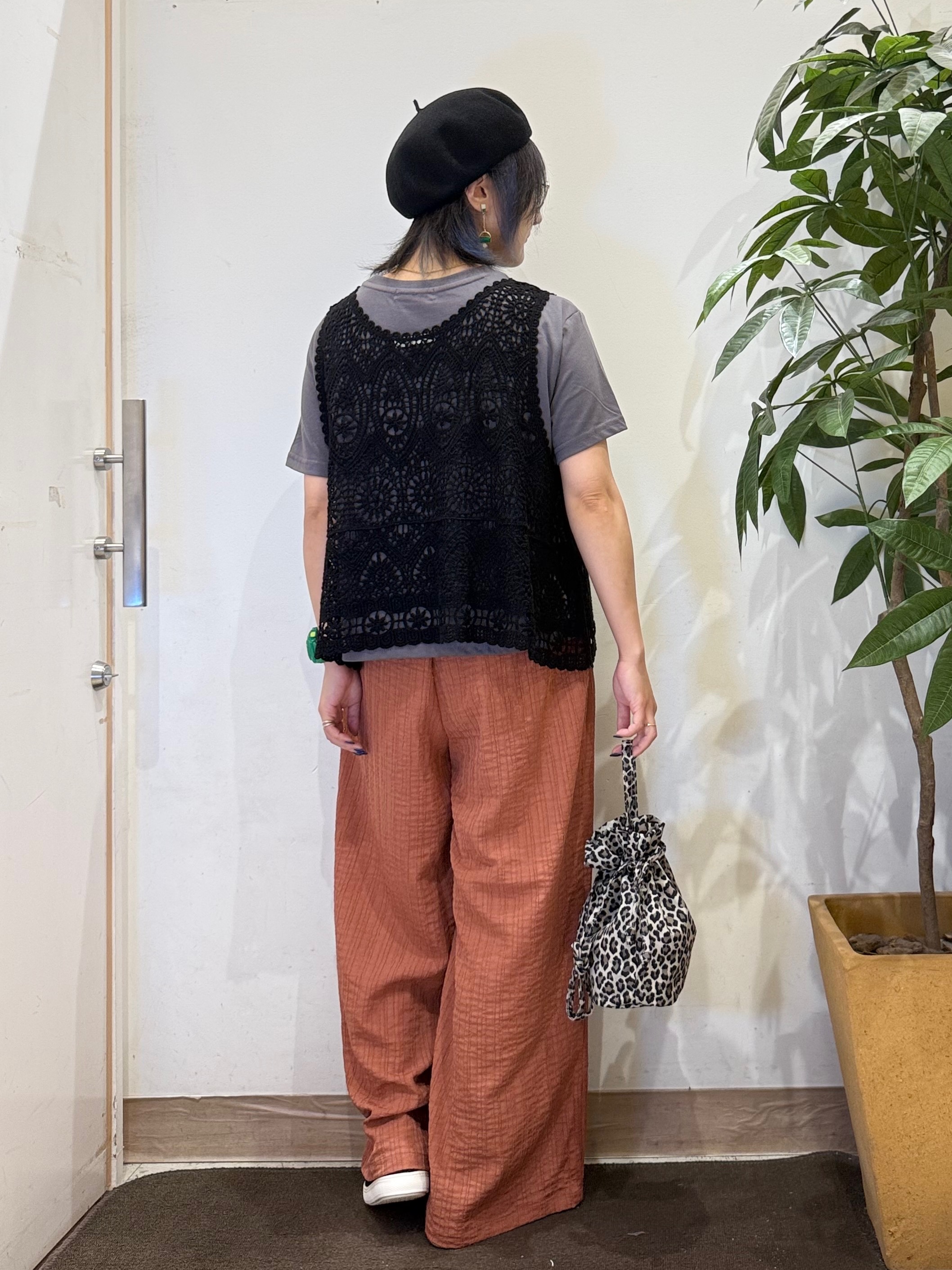 misakiさんの「SHOO･LA･RUE｜【2点セット/体型カバー】瞬間レイヤードコーデが完成 クロシェ編みベスト+ロゴT」を使ったコーディネート