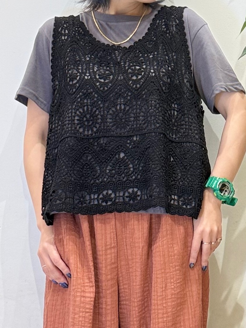 misakiさんの「SHOO･LA･RUE｜【2点セット/体型カバー】瞬間レイヤードコーデが完成 クロシェ編みベスト+ロゴT」を使ったコーディネート