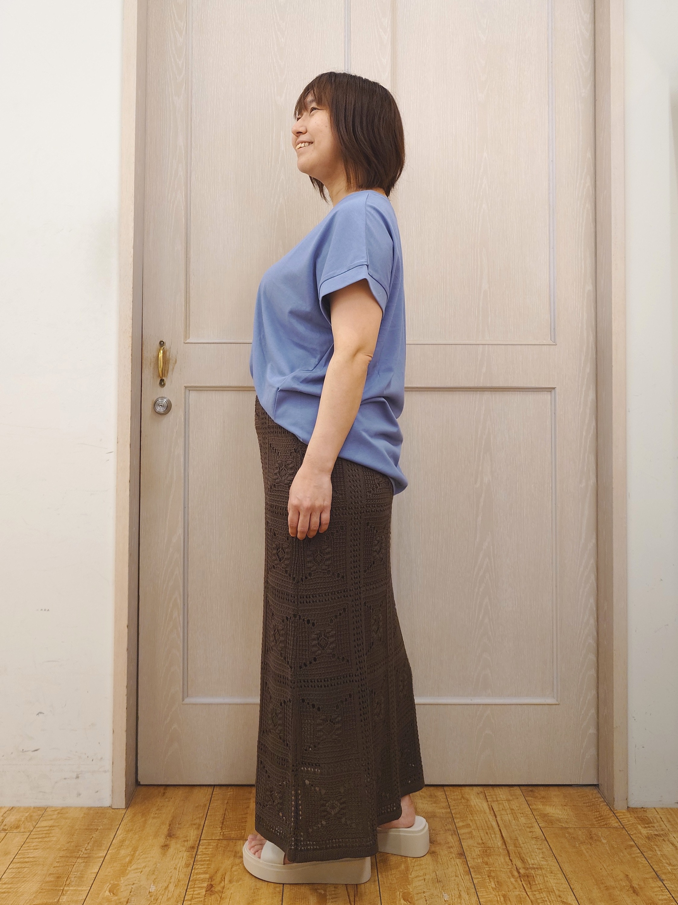 とろろさんの「SHOO･LA･RUE｜【汗じみ防止/S-LL/体型カバー/洗濯機可】汗じみが気になりにくい 大人の刺繍ロゴTシャツ」を使ったコーディネート
