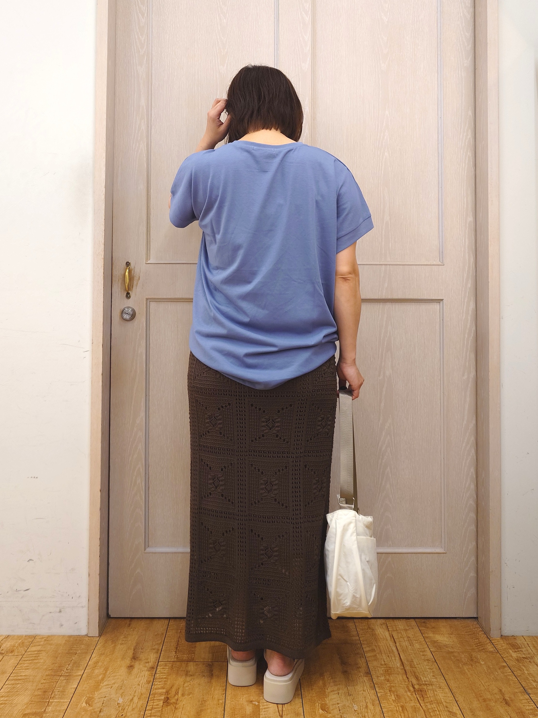 とろろさんの「SHOO･LA･RUE｜【汗じみ防止/S-LL/体型カバー/洗濯機可】汗じみが気になりにくい 大人の刺繍ロゴTシャツ」を使ったコーディネート