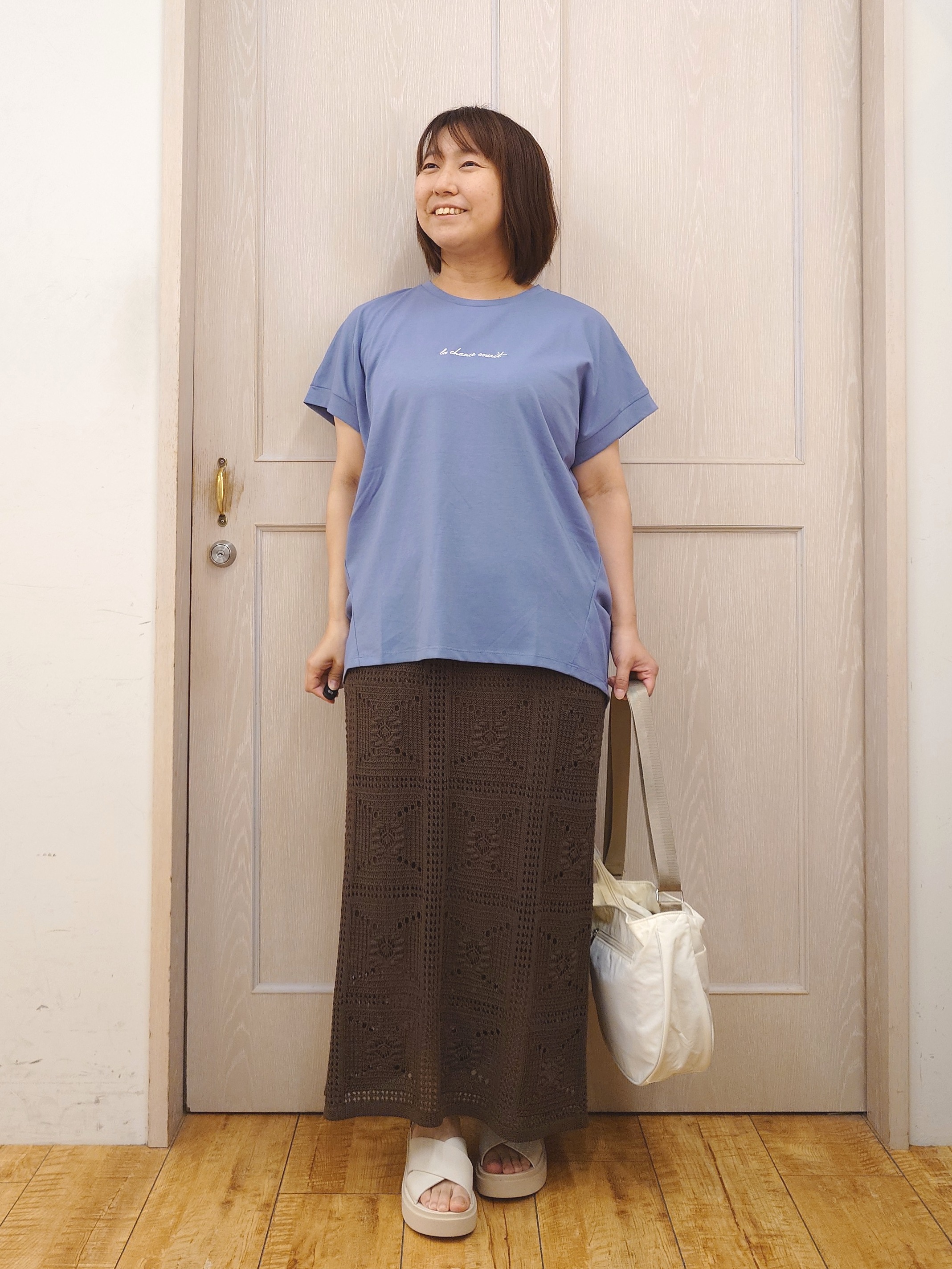 とろろさんの「SHOO･LA･RUE｜【汗じみ防止/S-LL/体型カバー/洗濯機可】汗じみが気になりにくい 大人の刺繍ロゴTシャツ」を使ったコーディネート