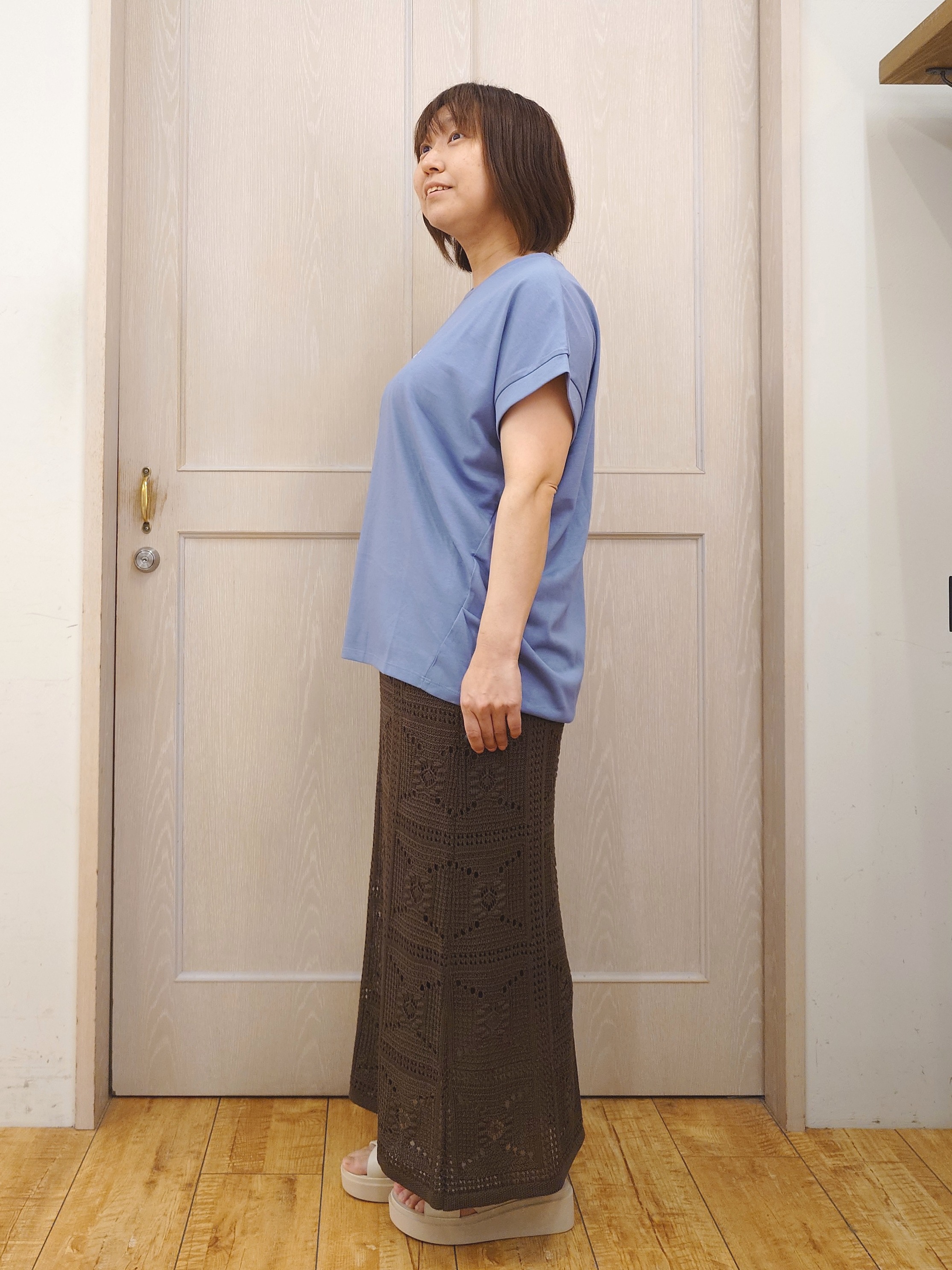 とろろさんの「SHOO･LA･RUE｜【汗じみ防止/S-LL/体型カバー/洗濯機可】汗じみが気になりにくい 大人の刺繍ロゴTシャツ」を使ったコーディネート