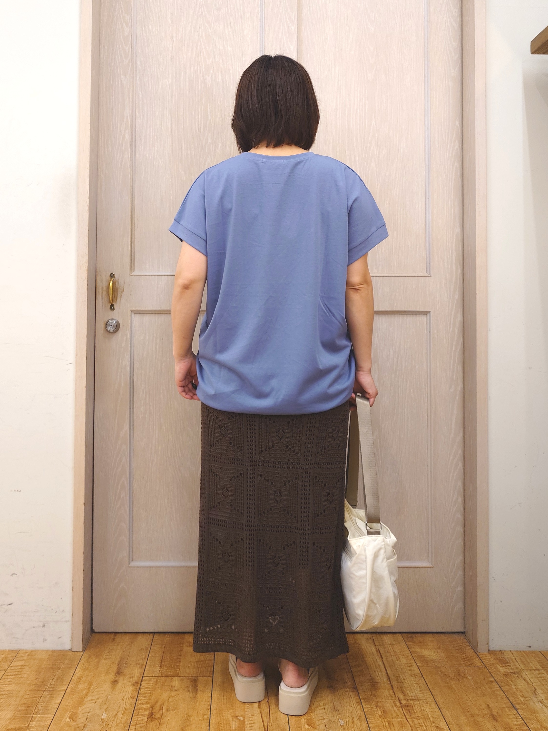 とろろさんの「SHOO･LA･RUE｜【汗じみ防止/S-LL/体型カバー/洗濯機可】汗じみが気になりにくい 大人の刺繍ロゴTシャツ」を使ったコーディネート