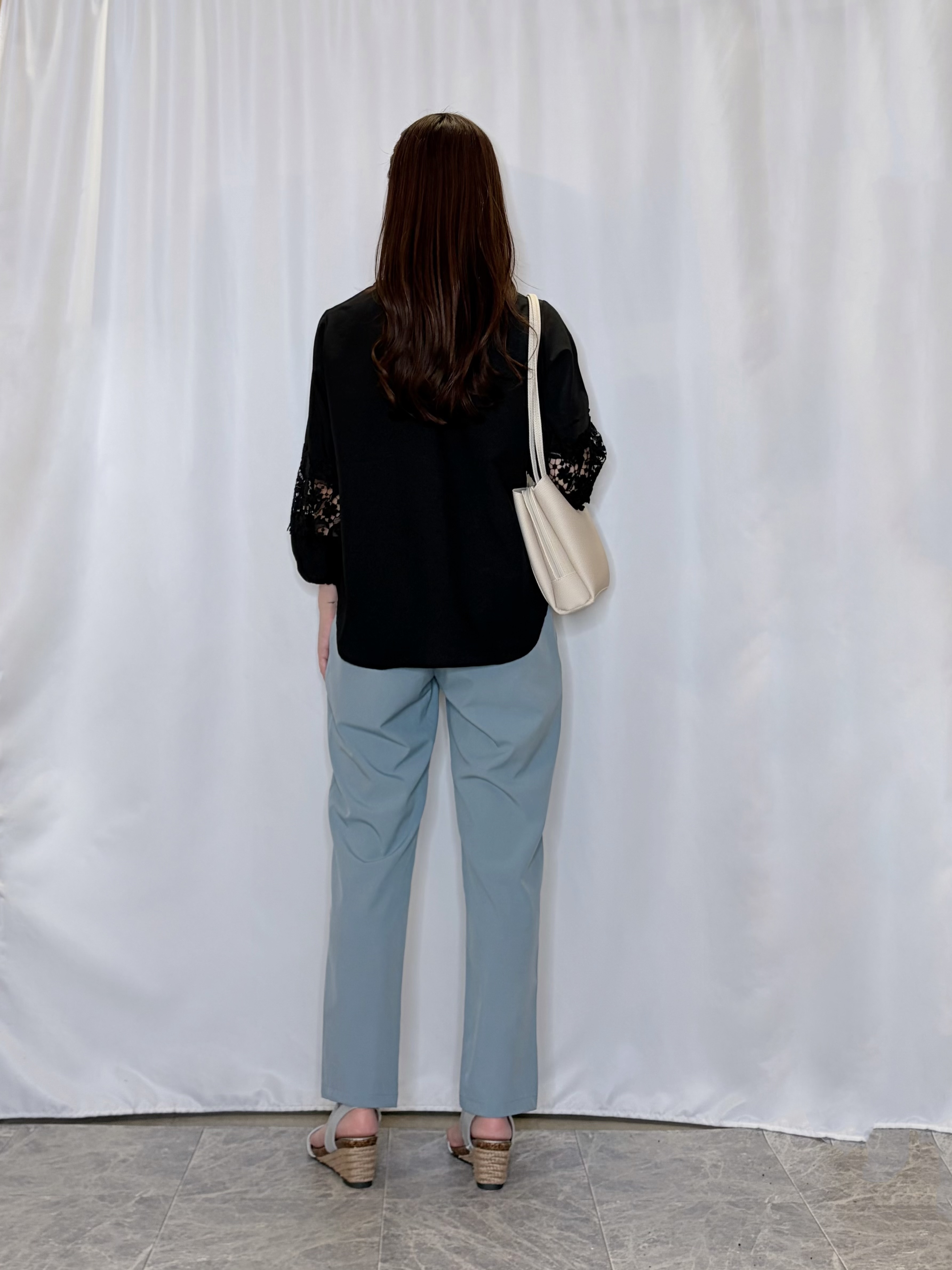 おうめさんの「SHOO･LA･RUE｜【洗濯機可/S-LL/洗濯後しわになりにくい】刺繍レースで高見え インせず決まる主役ブラウス」を使ったコーディネート