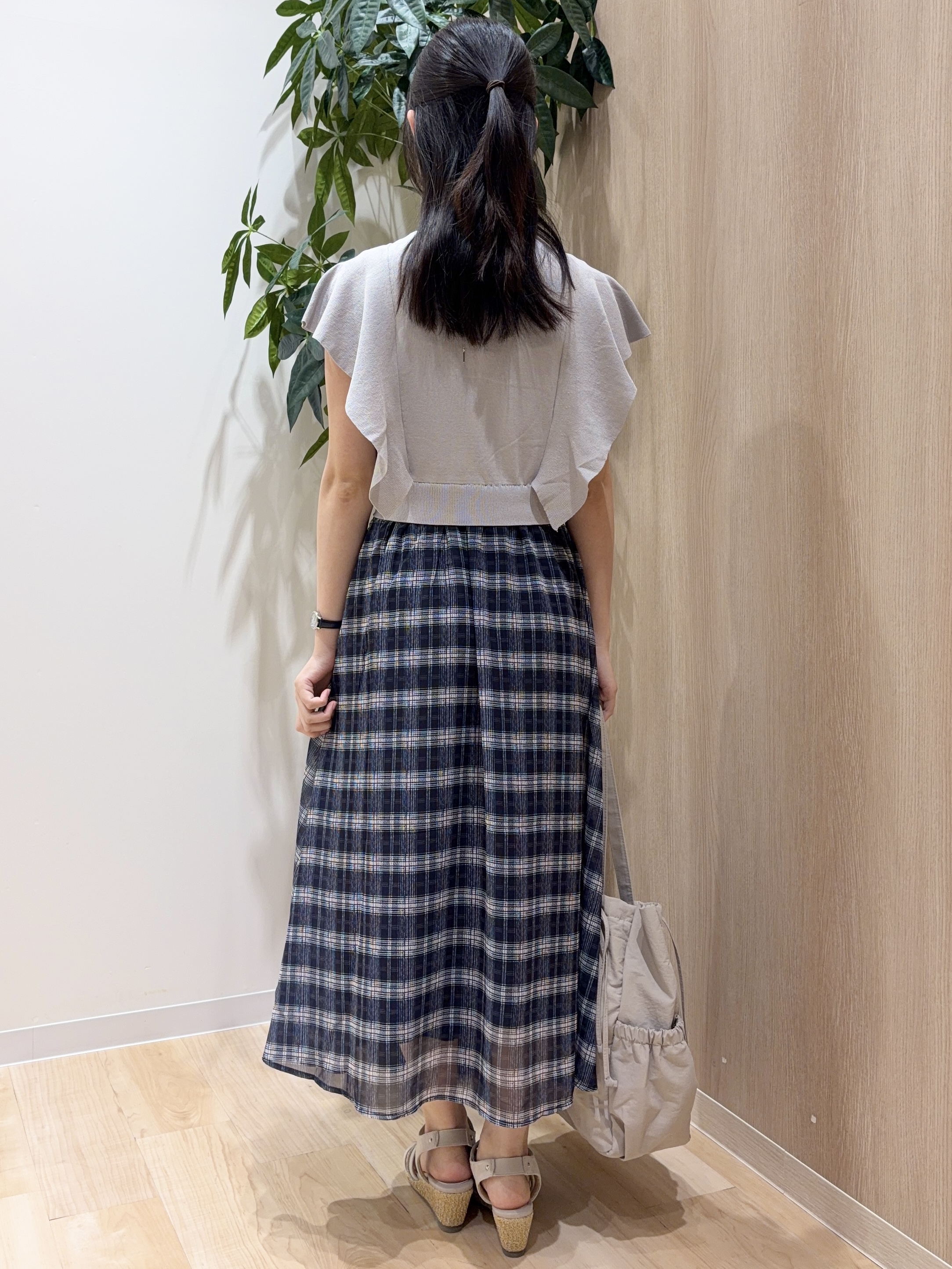 ayaneさんの「grove｜【低身長さんも選べる着丈・洗濯機◎】1枚で華やか 肩フリルニットドッキングワンピース」を使ったコーディネート