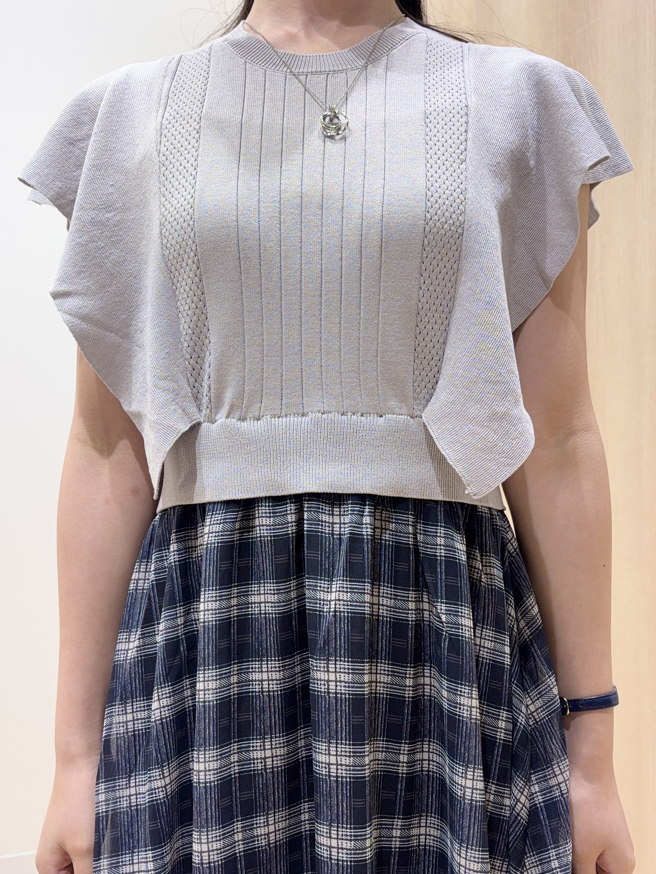 ayaneさんの「grove｜【低身長さんも選べる着丈・洗濯機◎】1枚で華やか 肩フリルニットドッキングワンピース」を使ったコーディネート
