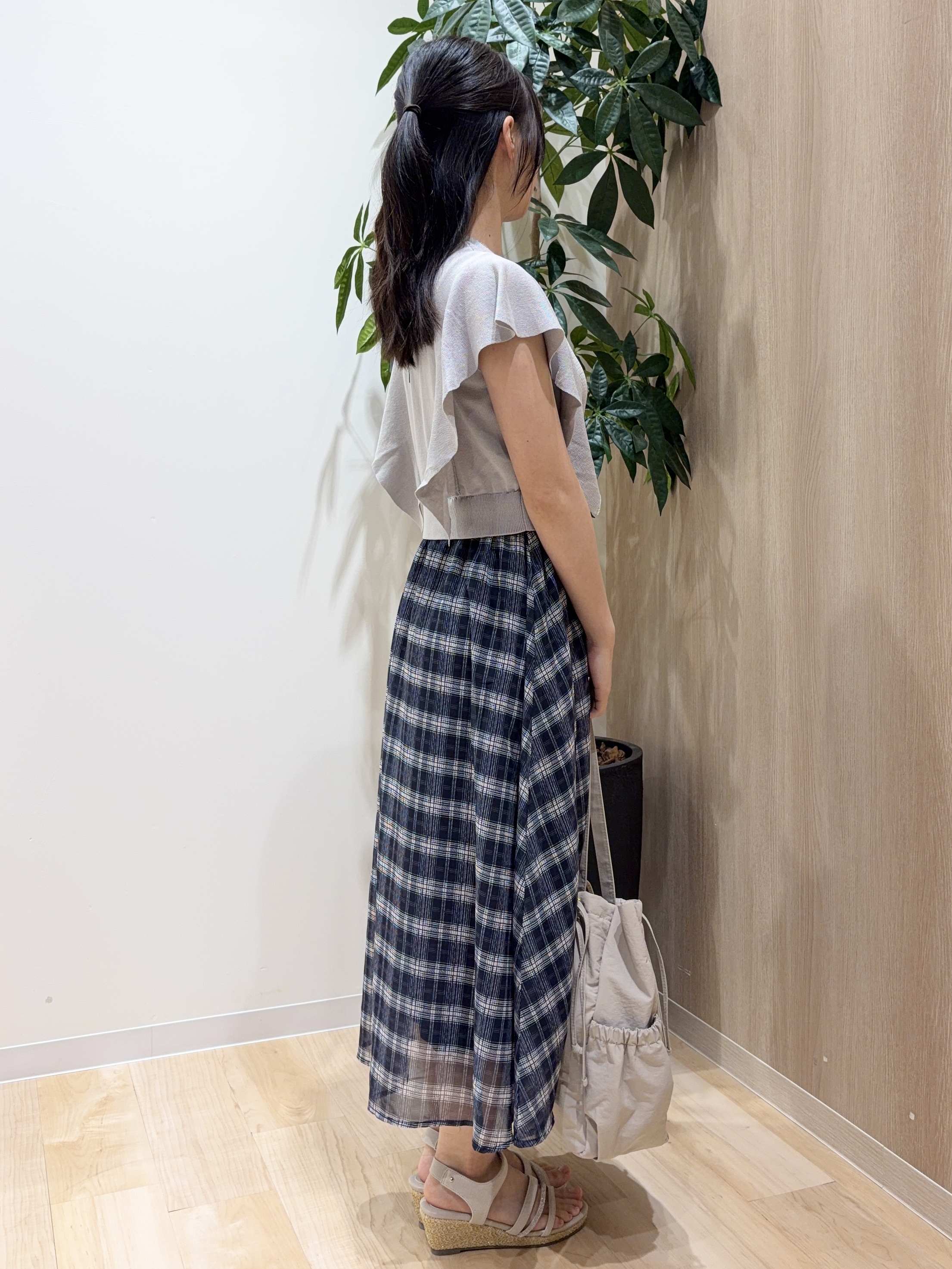 ayaneさんの「grove｜【低身長さんも選べる着丈・洗濯機◎】1枚で華やか 肩フリルニットドッキングワンピース」を使ったコーディネート