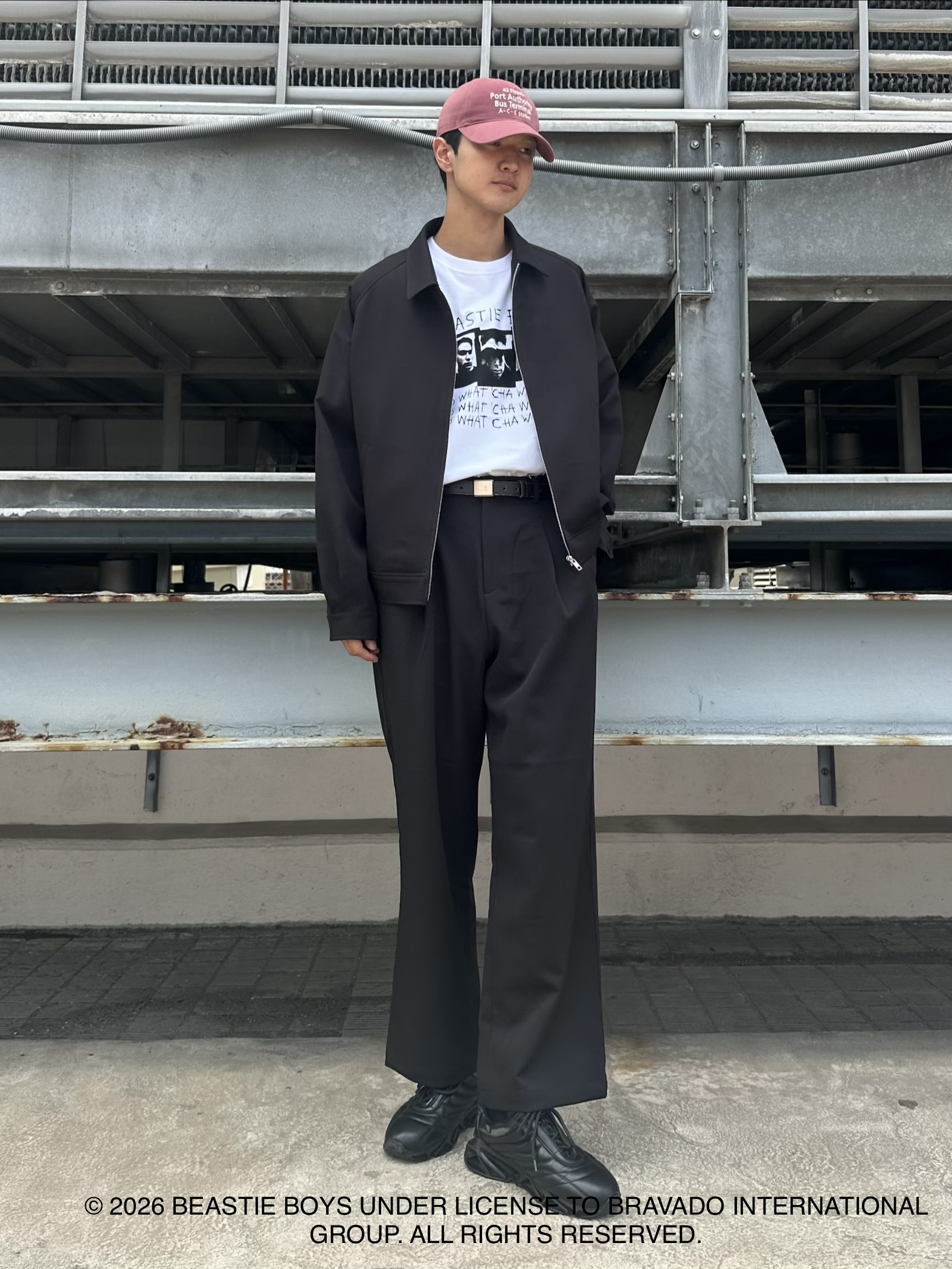KOHEIさんの「tk.TAKEO KIKUCHI｜【防シワ／ストレッチ/セット対応可】smart shiftシリーズ バレルシルエットパンツ」を使ったコーディネート