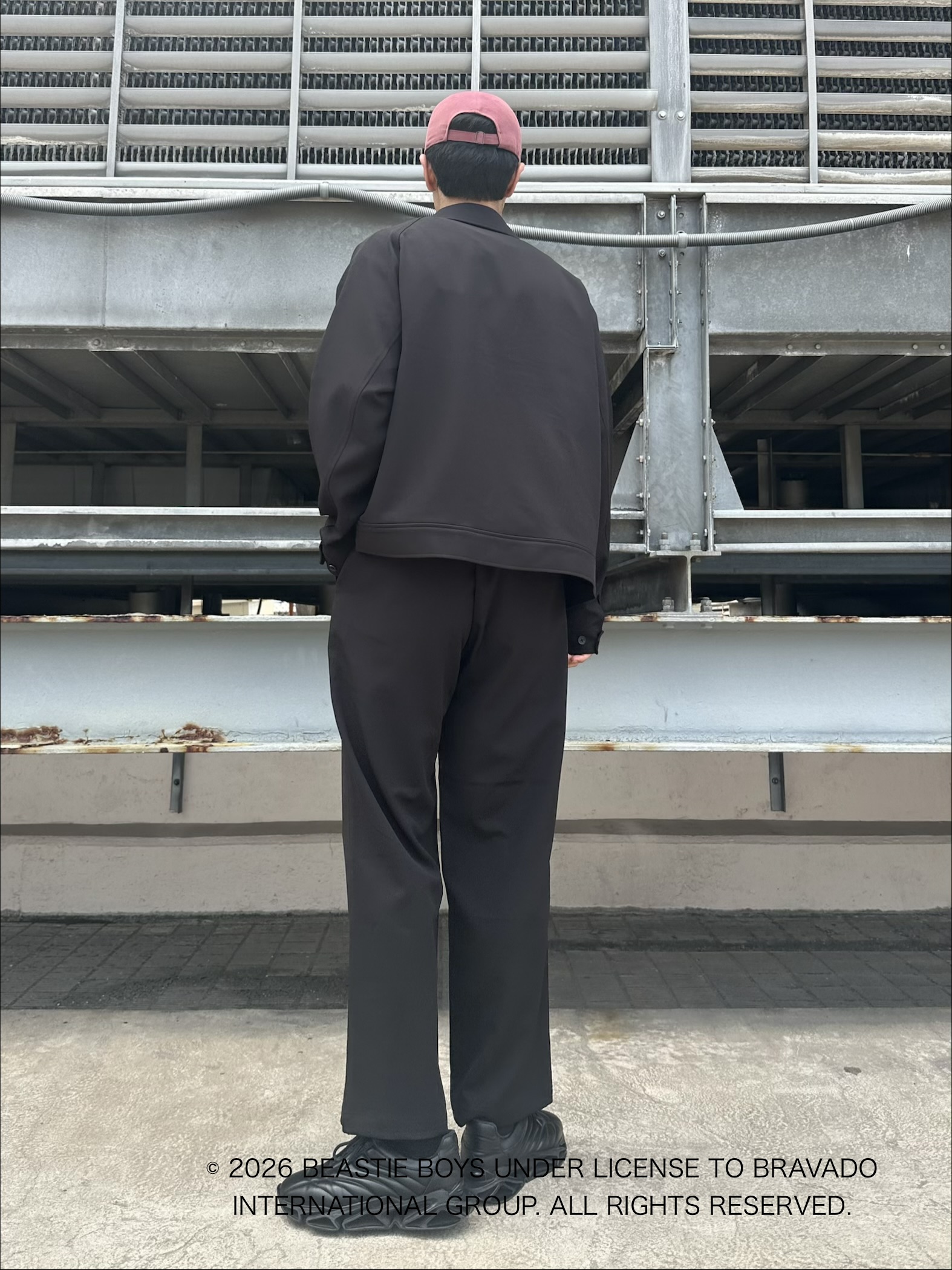 KOHEIさんの「tk.TAKEO KIKUCHI｜【防シワ／ストレッチ/セット対応可】smart shiftシリーズ バレルシルエットパンツ」を使ったコーディネート