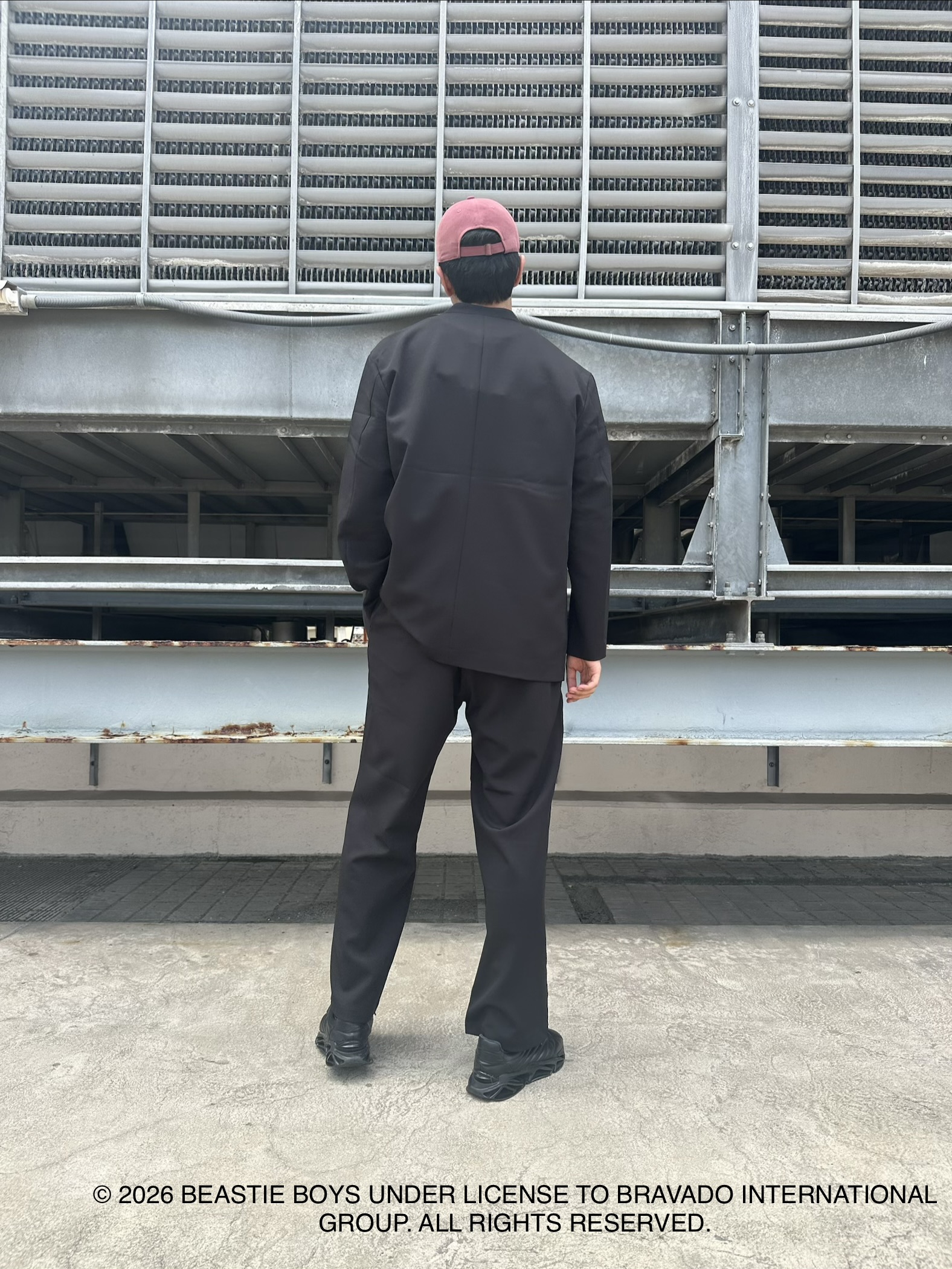 KOHEIさんの「tk.TAKEO KIKUCHI｜【防シワ／ストレッチ/セット対応可】smart shiftシリーズ バレルシルエットパンツ」を使ったコーディネート