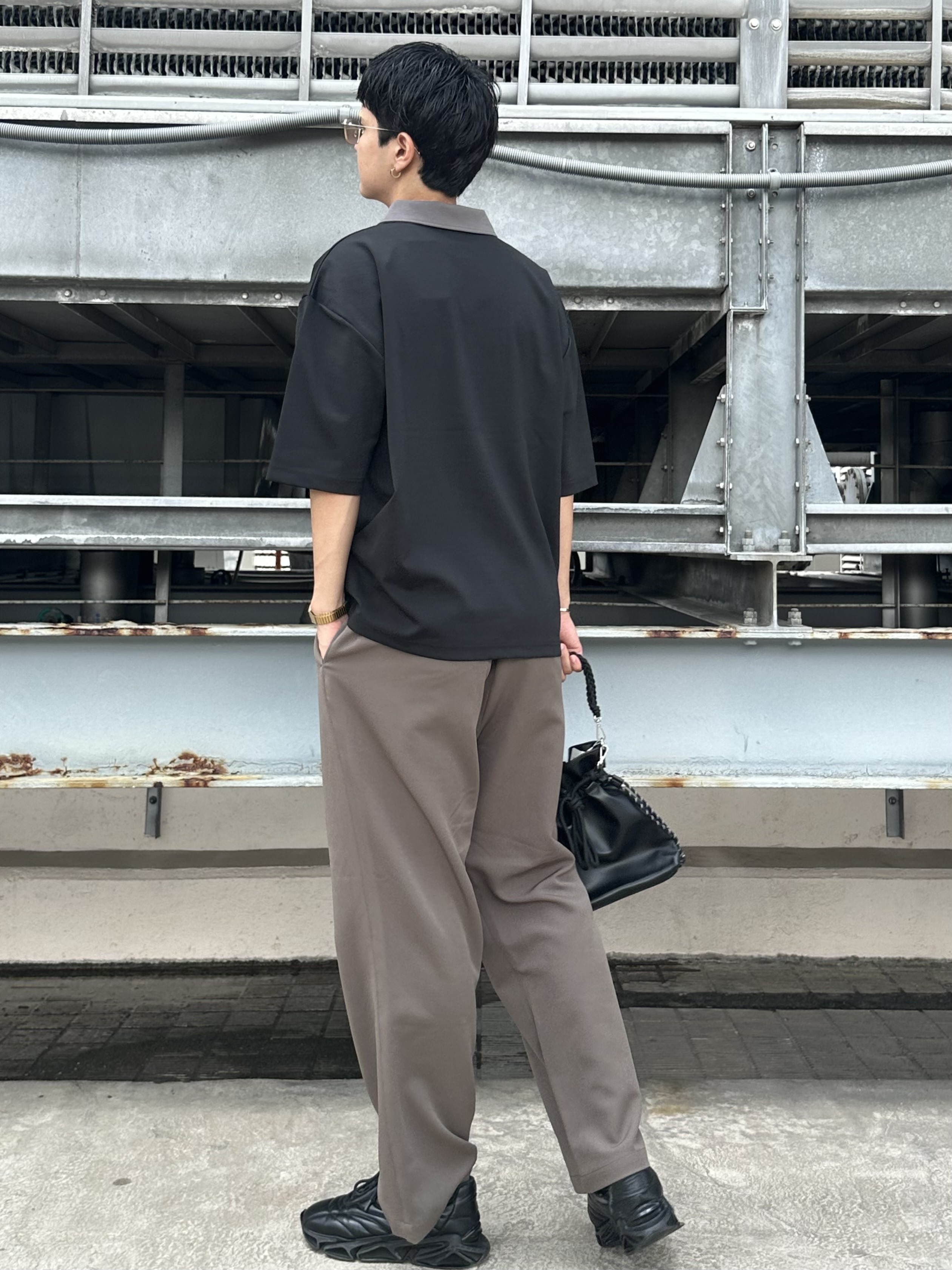 KOHEIさんの「tk.TAKEO KIKUCHI｜【防シワ／ストレッチ/セット対応可】smart shiftシリーズ バレルシルエットパンツ」を使ったコーディネート