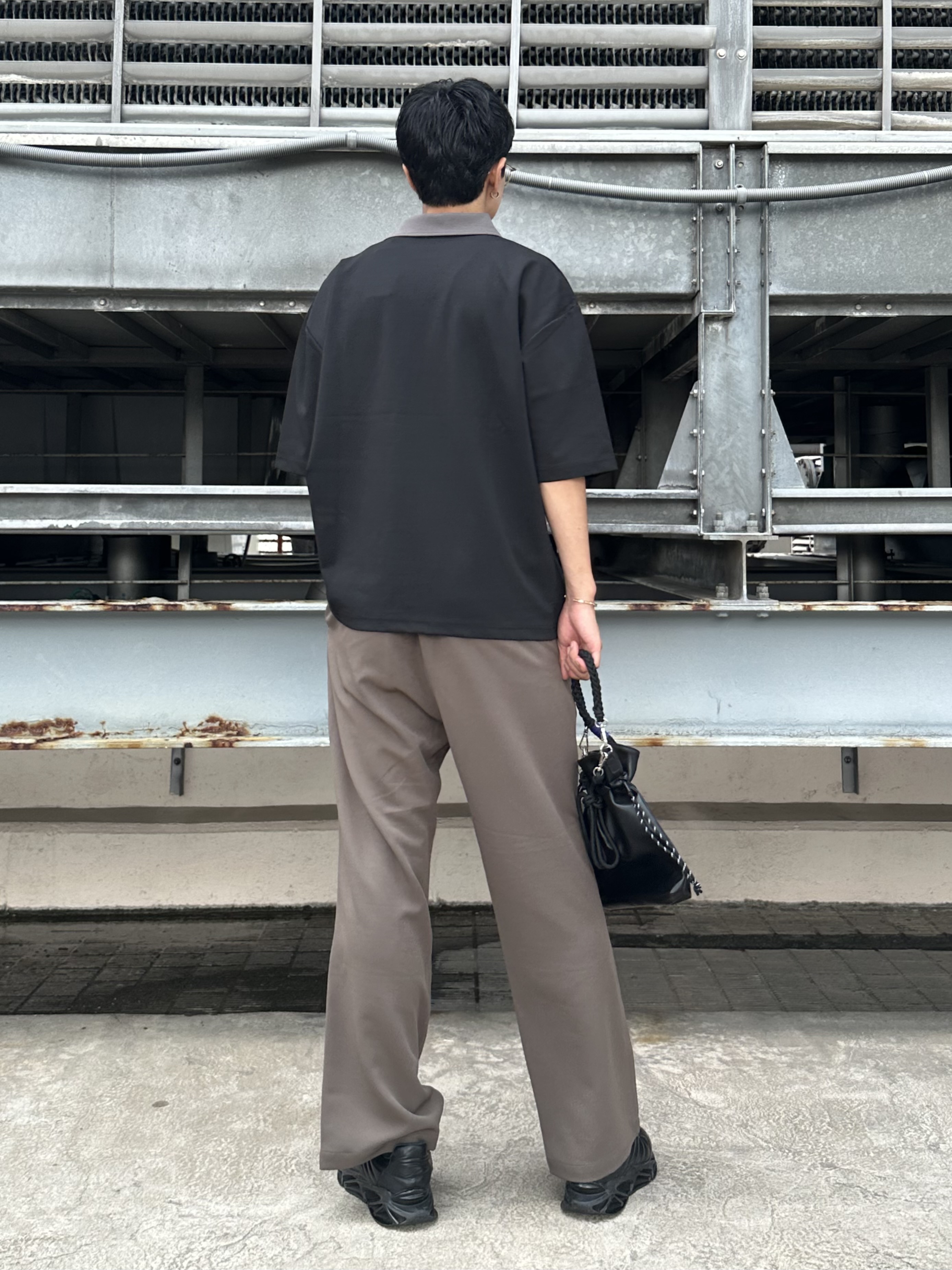 KOHEIさんの「tk.TAKEO KIKUCHI｜【防シワ／ストレッチ/セット対応可】smart shiftシリーズ バレルシルエットパンツ」を使ったコーディネート