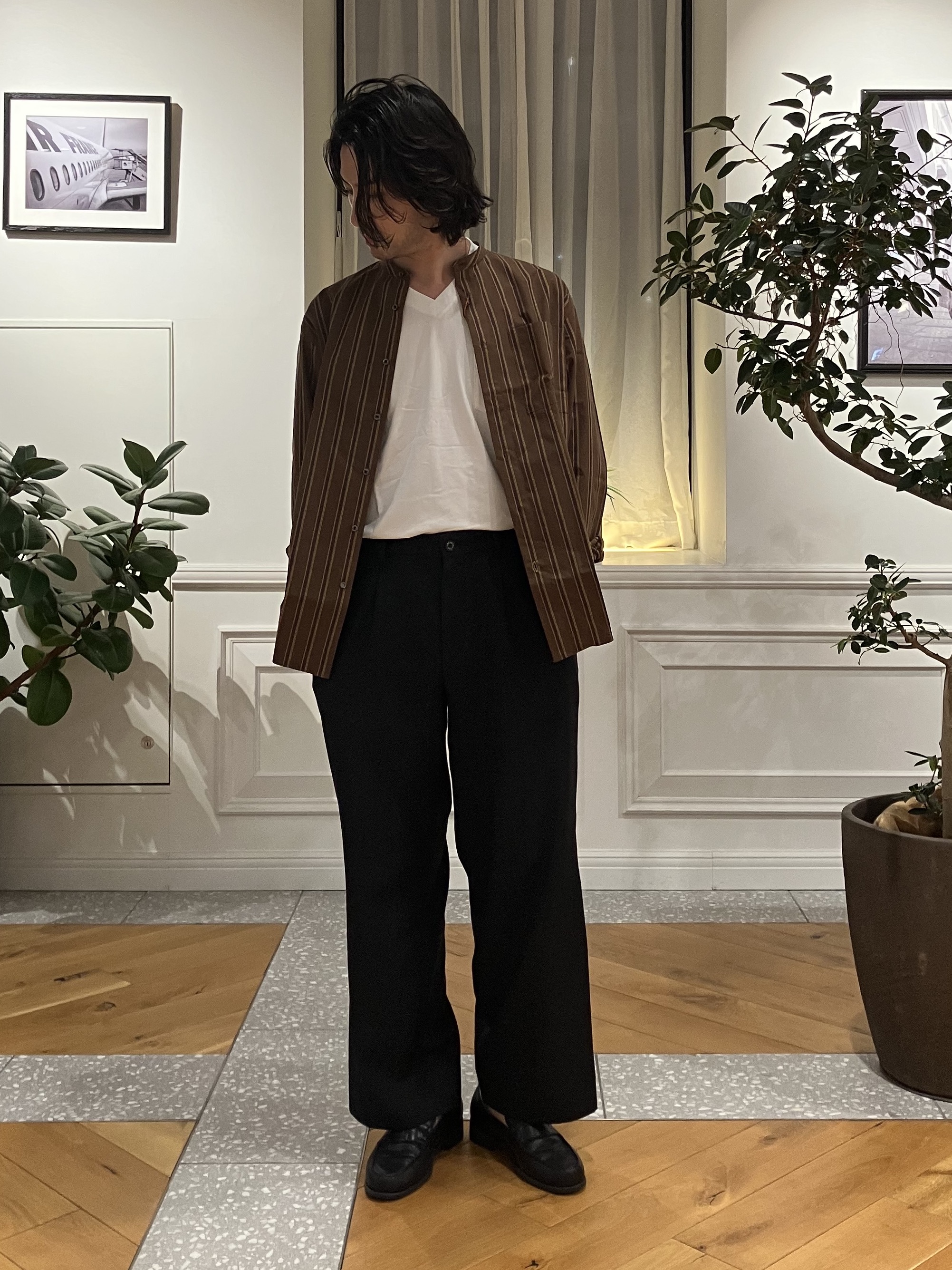 junyaさんの「DRESSTERIOR｜【日本製】バンドカラー ブラウンレジメンタル ストライプシャツ」を使ったコーディネート