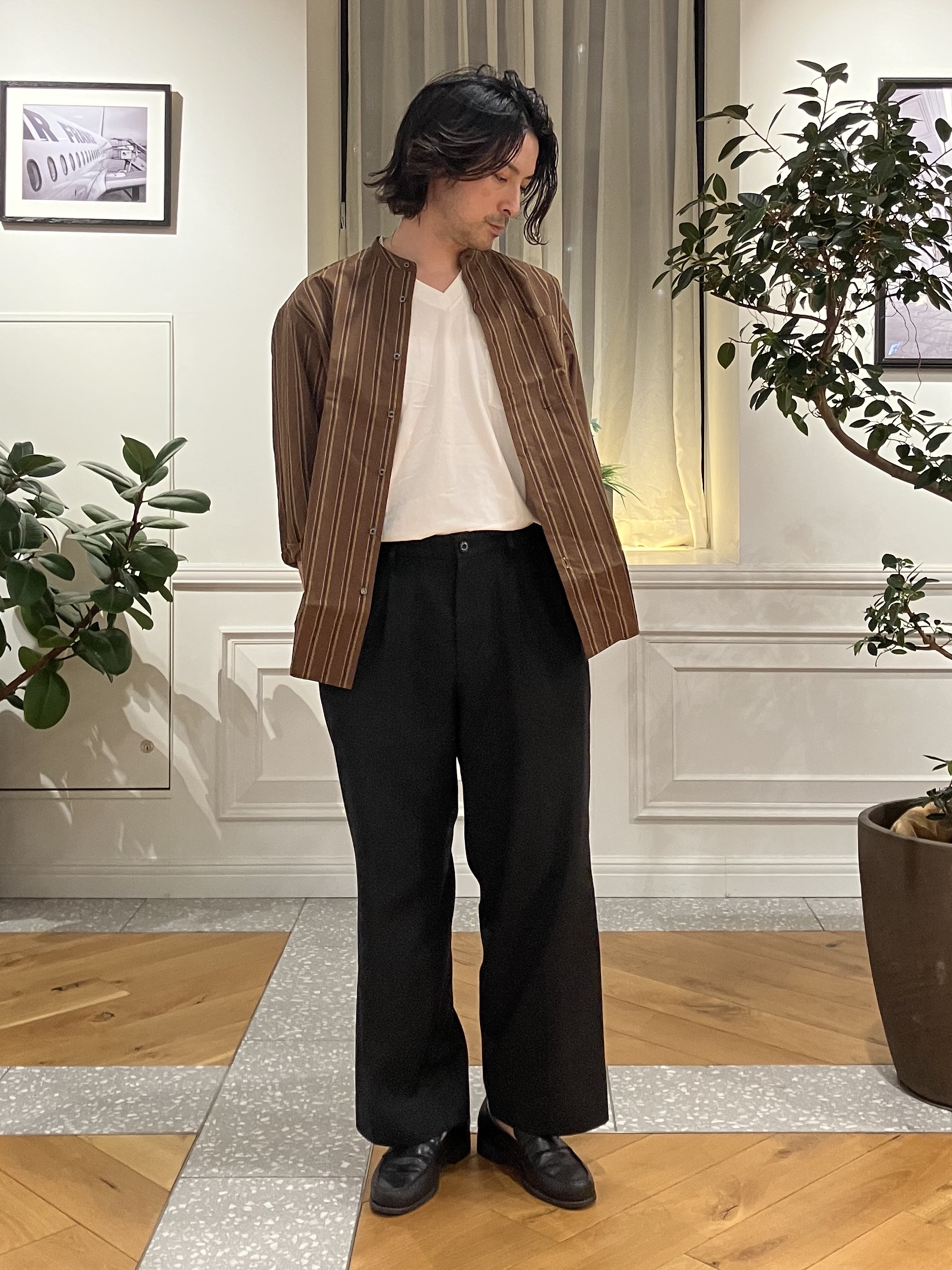 junyaさんの「DRESSTERIOR｜【日本製】バンドカラー ブラウンレジメンタル ストライプシャツ」を使ったコーディネート