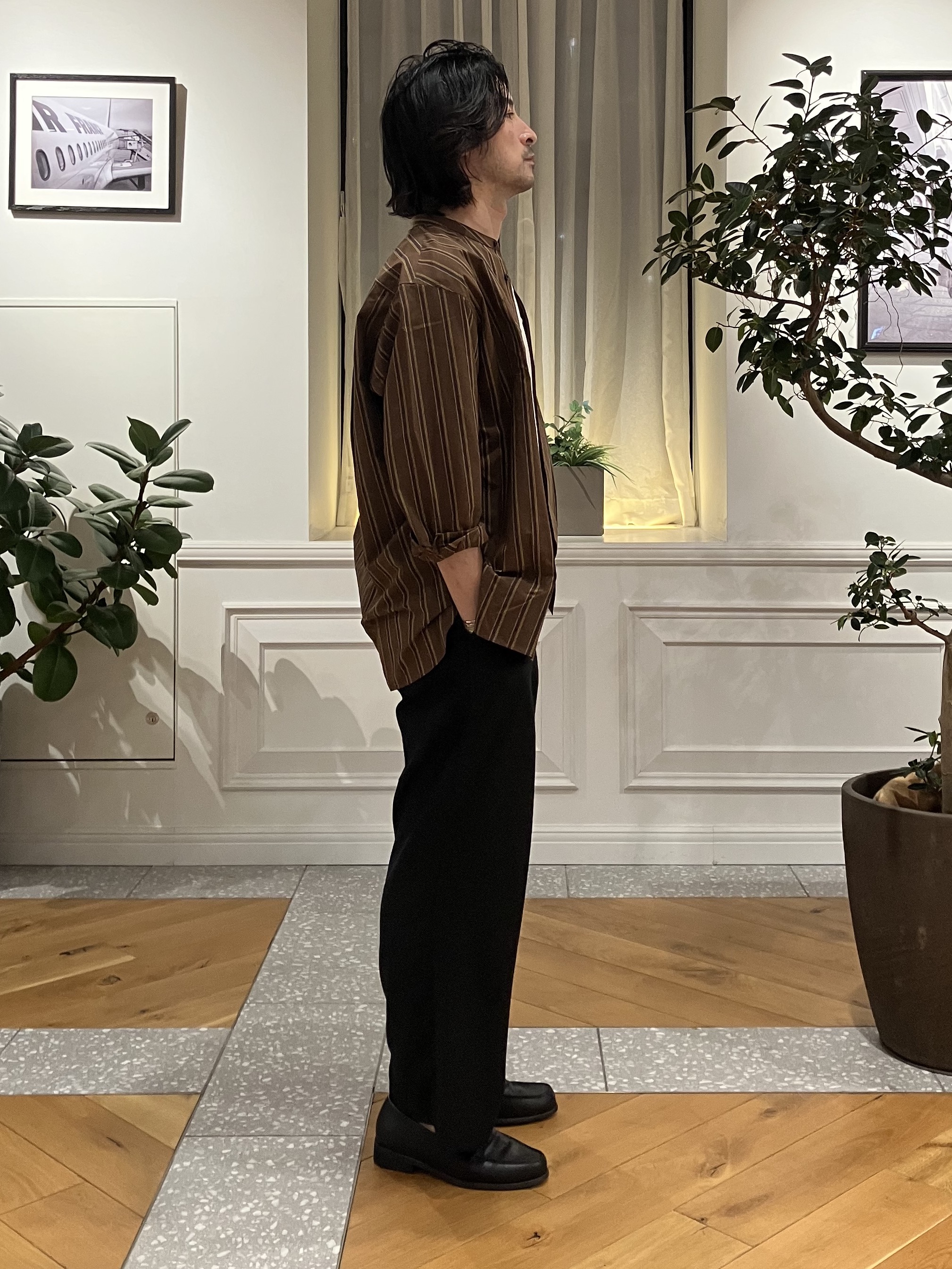 junyaさんの「DRESSTERIOR｜【日本製】バンドカラー ブラウンレジメンタル ストライプシャツ」を使ったコーディネート