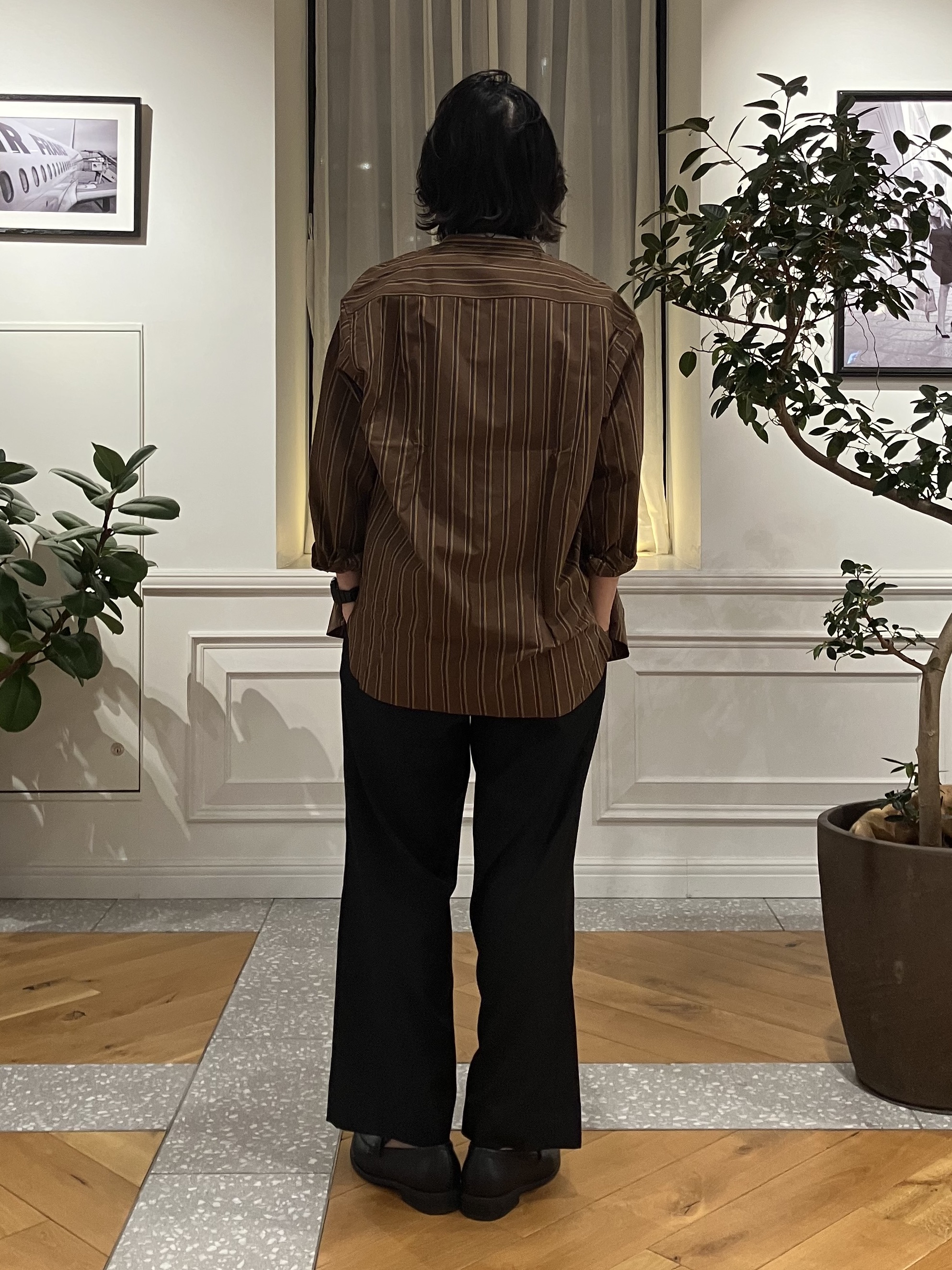 junyaさんの「DRESSTERIOR｜【日本製】バンドカラー ブラウンレジメンタル ストライプシャツ」を使ったコーディネート