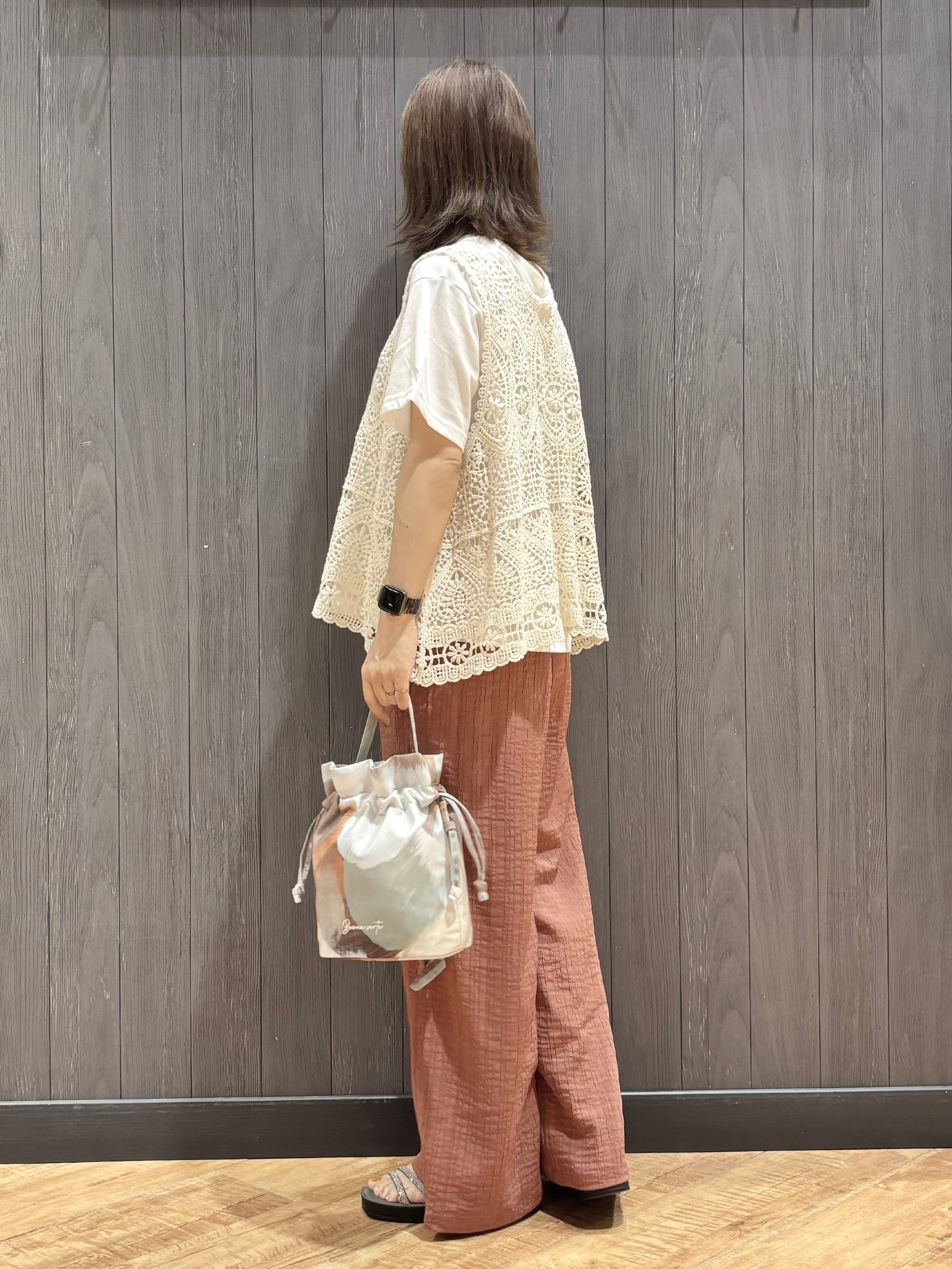 meiさんの「SHOO･LA･RUE｜【2点セット/体型カバー】瞬間レイヤードコーデが完成 クロシェ編みベスト+ロゴT」を使ったコーディネート