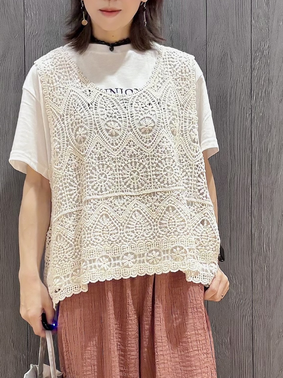 meiさんの「SHOO･LA･RUE｜【2点セット/体型カバー】瞬間レイヤードコーデが完成 クロシェ編みベスト+ロゴT」を使ったコーディネート