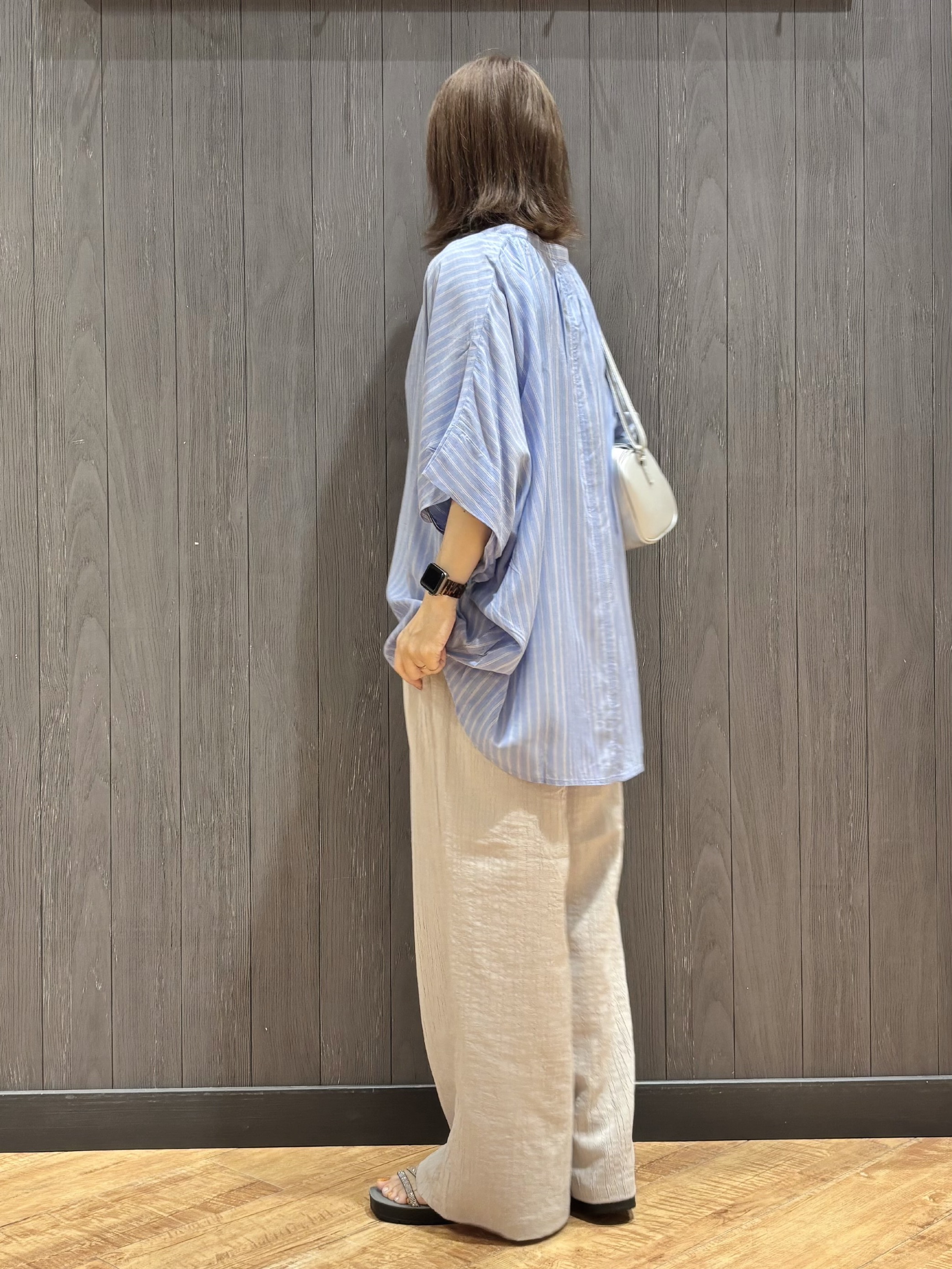 meiさんの「SHOO･LA･RUE｜【洗濯機可/体型カバー】二の腕隠れる ゆるっとドルマンバンドカラーシャツ」を使ったコーディネート