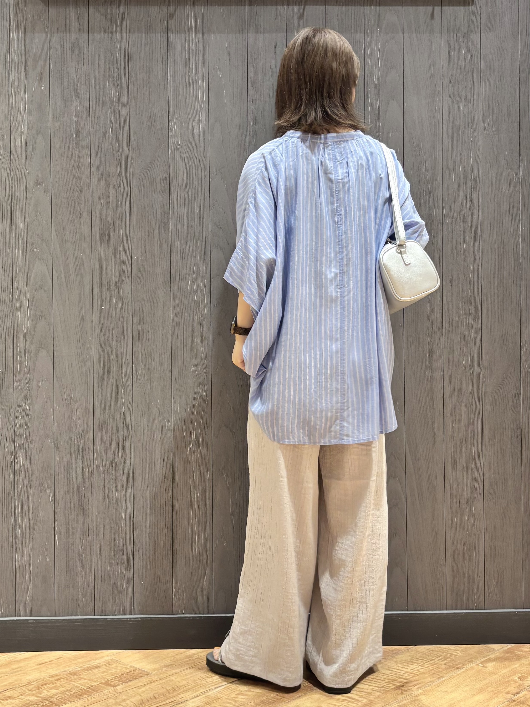 meiさんの「SHOO･LA･RUE｜【洗濯機可/体型カバー】二の腕隠れる ゆるっとドルマンバンドカラーシャツ」を使ったコーディネート