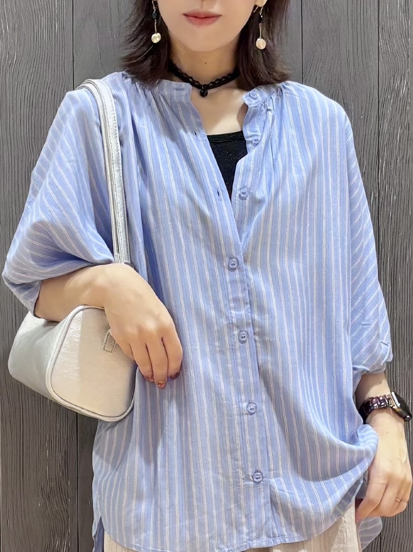 meiさんの「SHOO･LA･RUE｜【洗濯機可/体型カバー】二の腕隠れる ゆるっとドルマンバンドカラーシャツ」を使ったコーディネート
