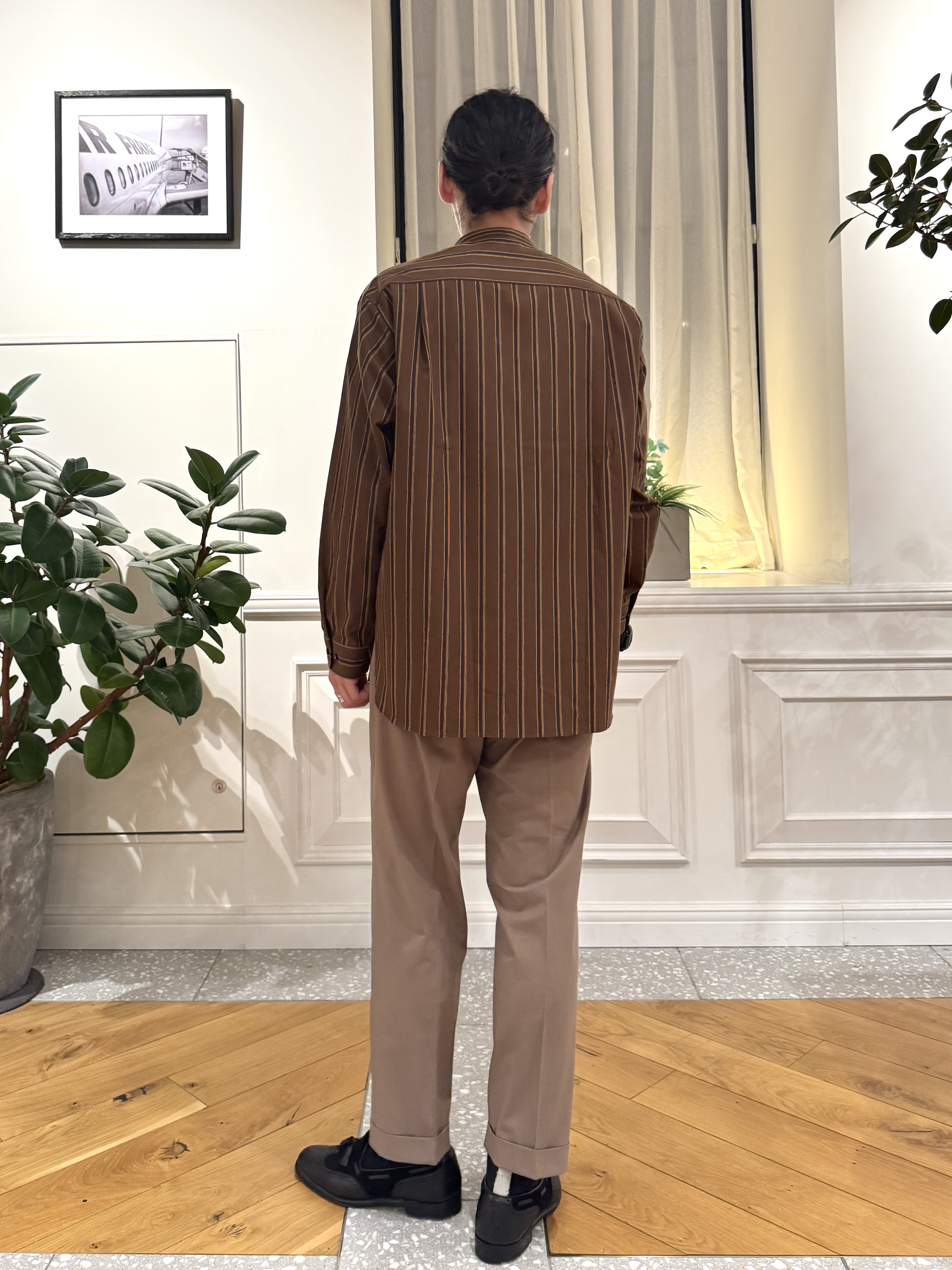kawarataniさんの「DRESSTERIOR｜【日本製】バンドカラー ブラウンレジメンタル ストライプシャツ」を使ったコーディネート