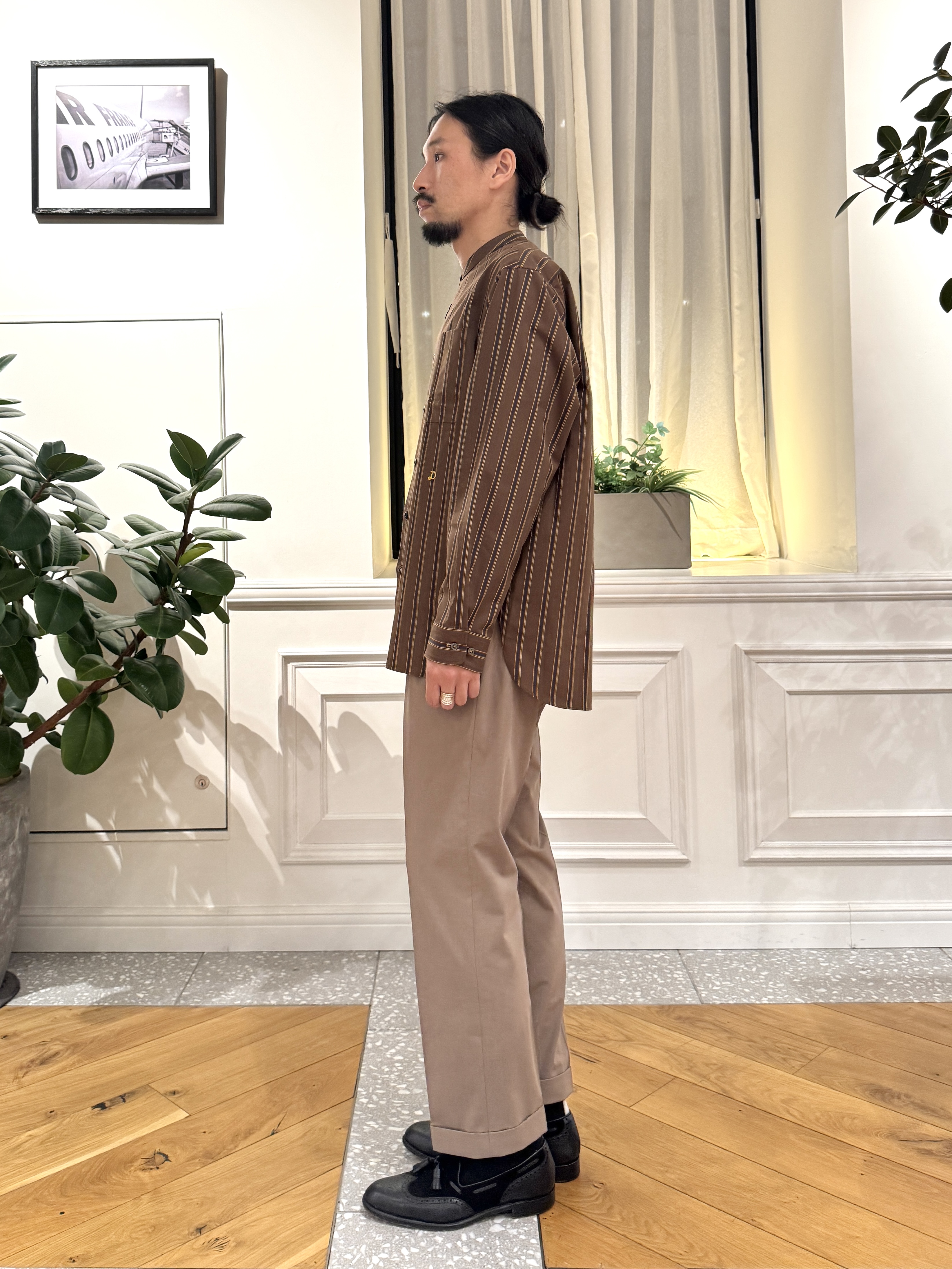 kawarataniさんの「DRESSTERIOR｜【日本製】バンドカラー ブラウンレジメンタル ストライプシャツ」を使ったコーディネート