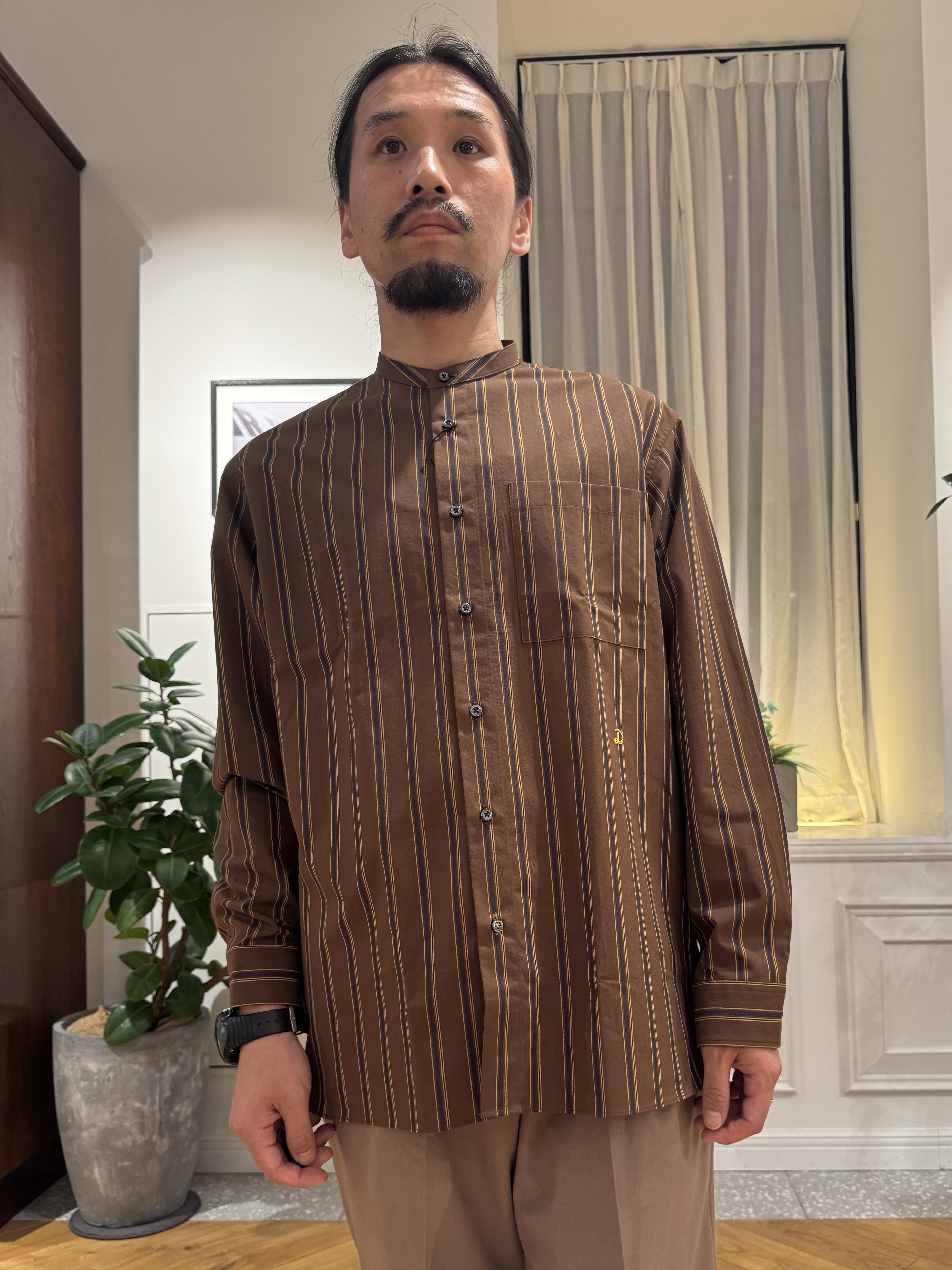 kawarataniさんの「DRESSTERIOR｜【日本製】バンドカラー ブラウンレジメンタル ストライプシャツ」を使ったコーディネート