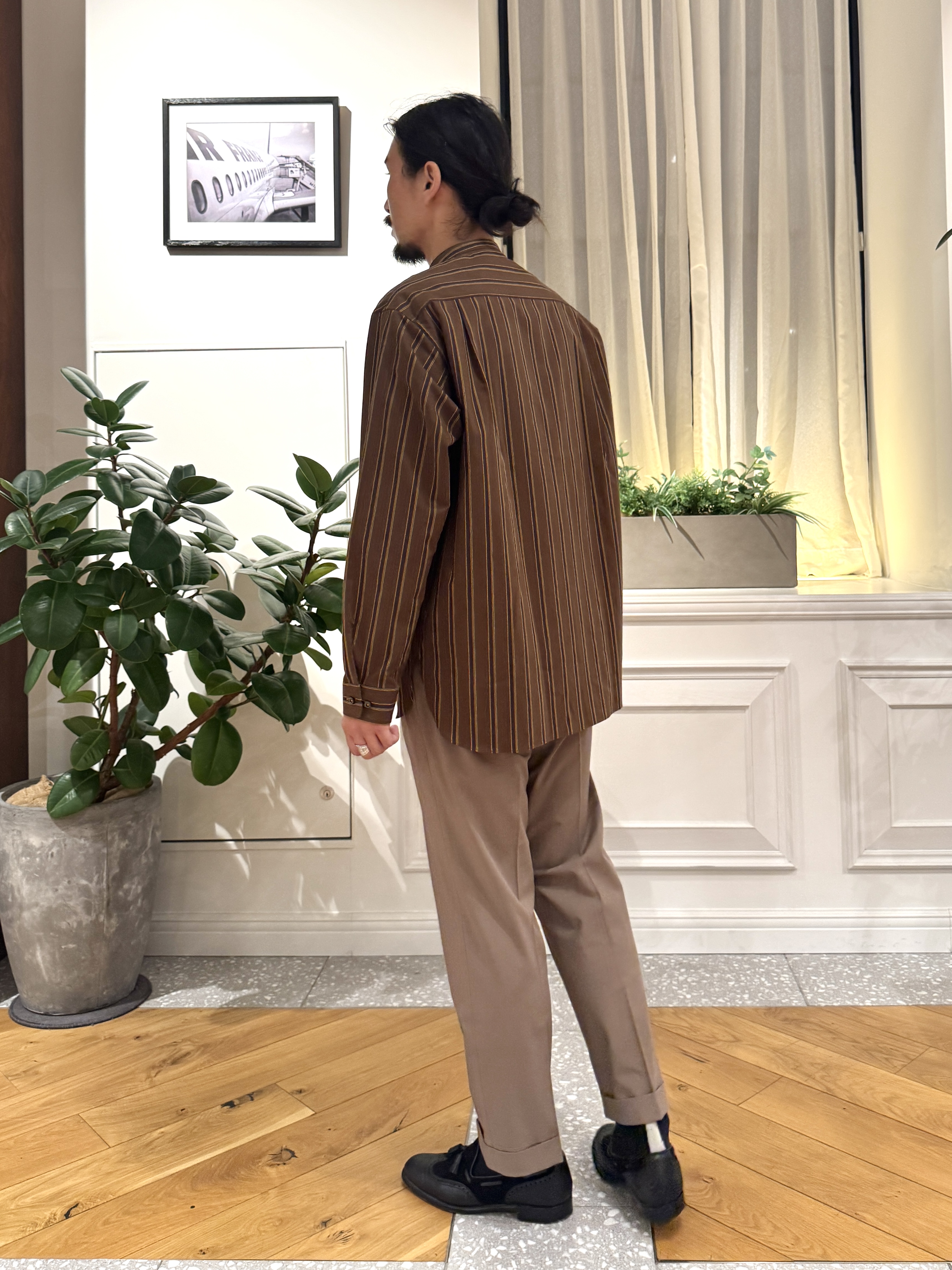 kawarataniさんの「DRESSTERIOR｜【日本製】バンドカラー ブラウンレジメンタル ストライプシャツ」を使ったコーディネート
