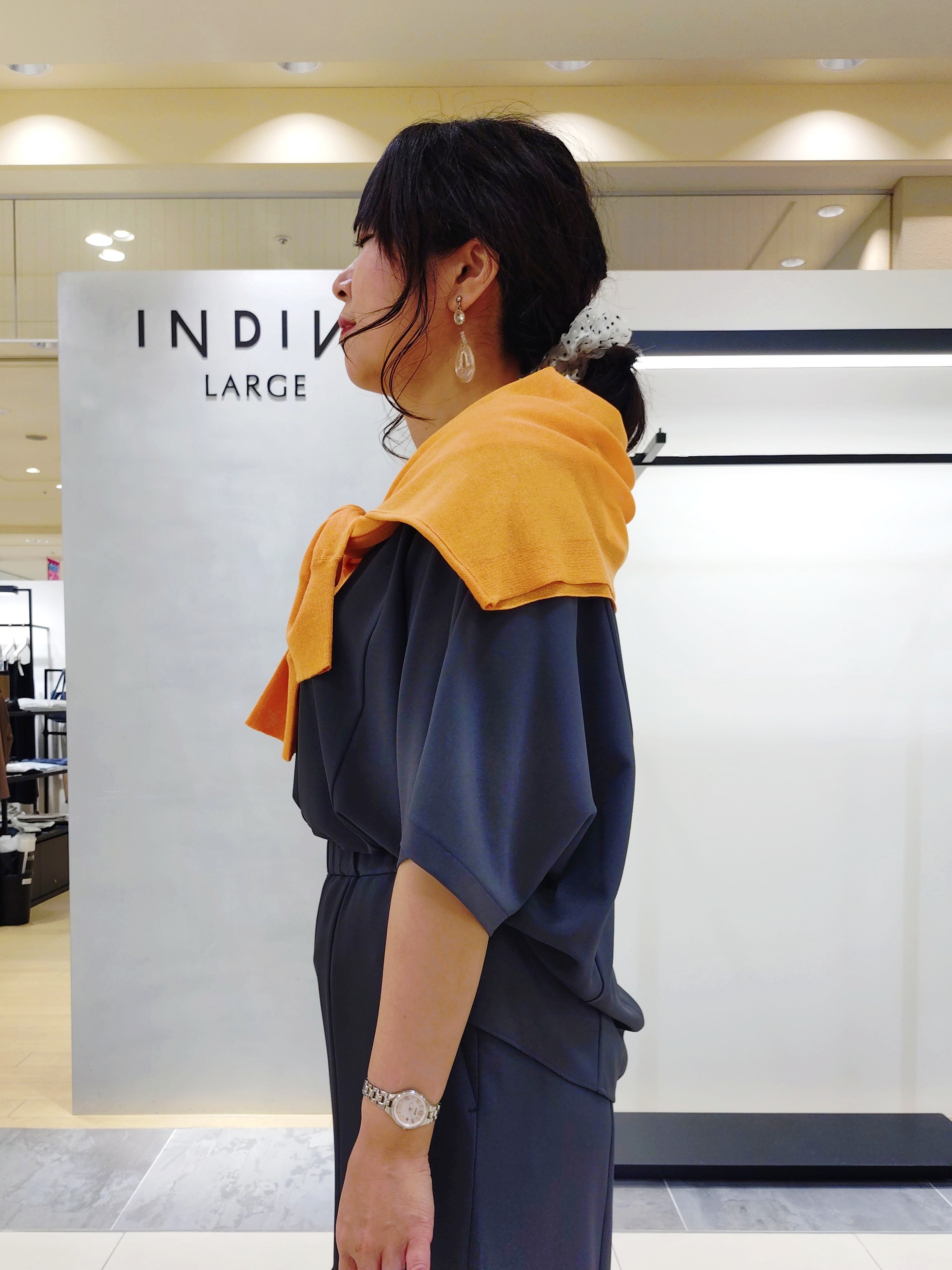 TOMOMIさんの「INDIVI｜【体型＆二の腕カバー/着る日傘】ドルマントップス」を使ったコーディネート