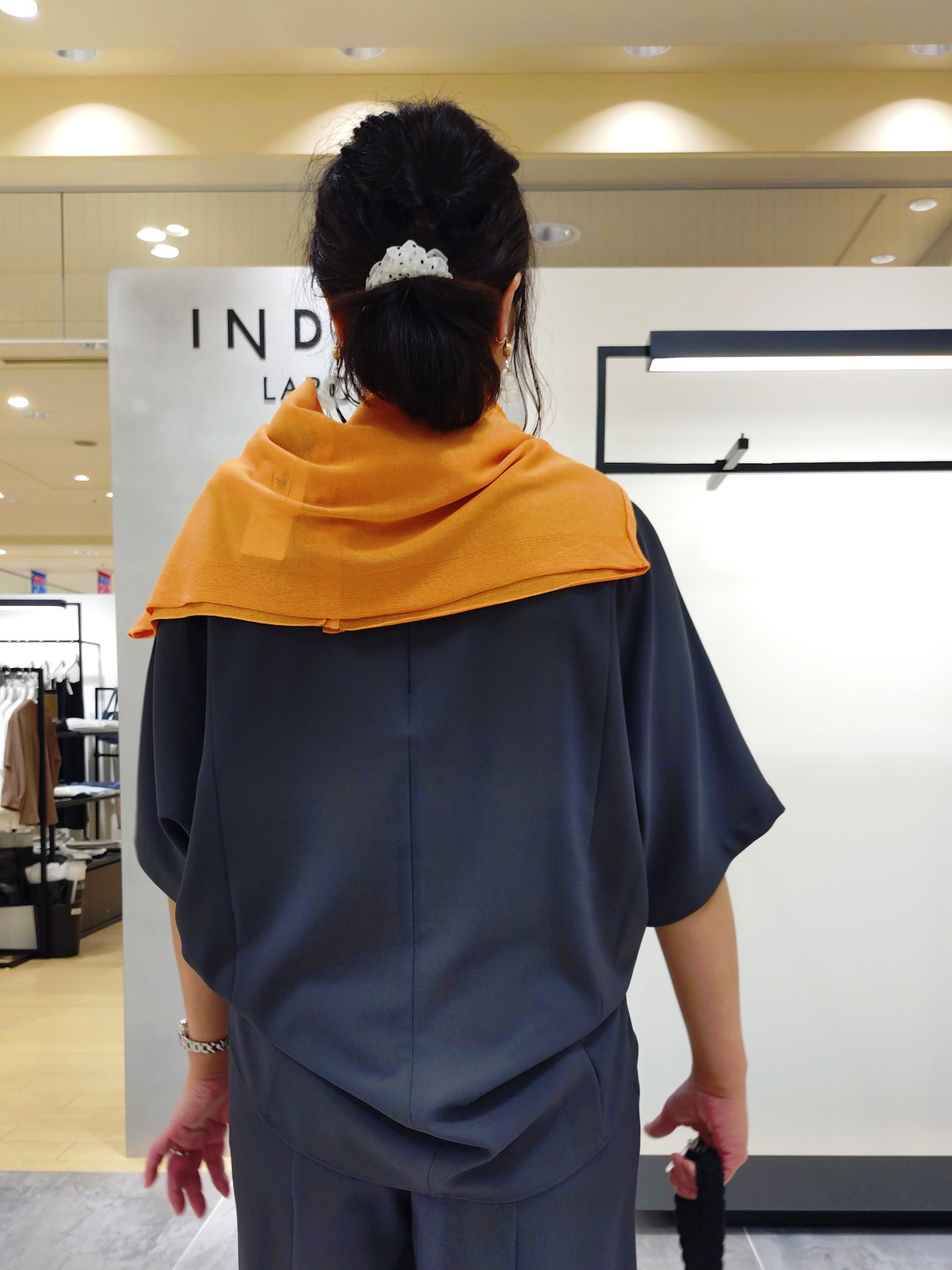 TOMOMIさんの「INDIVI｜【体型＆二の腕カバー/着る日傘】ドルマントップス」を使ったコーディネート
