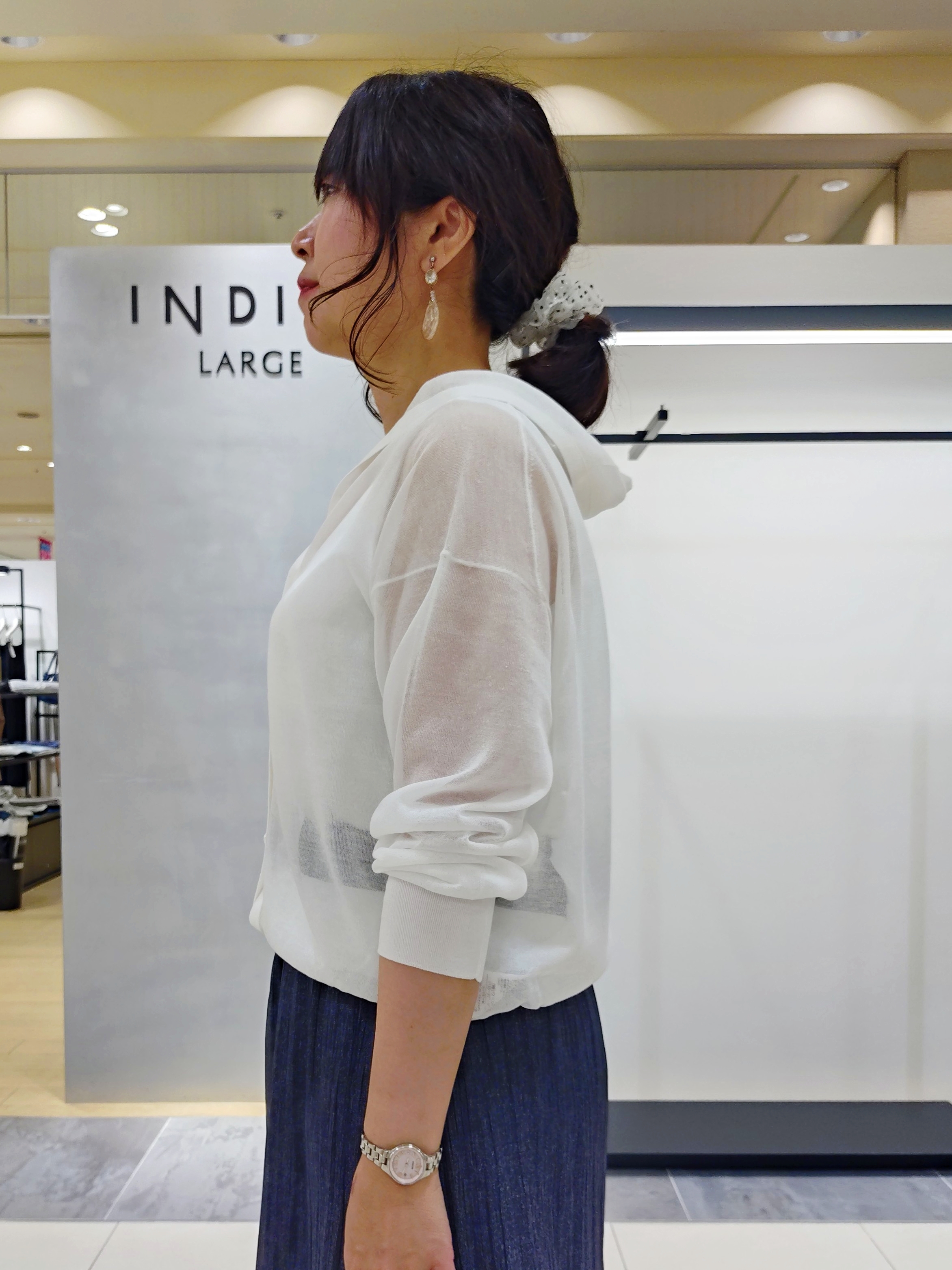 TOMOMIさんの「INDIVI｜【秋羽織／洗える／シアー】フーディー カーディガンニット」を使ったコーディネート