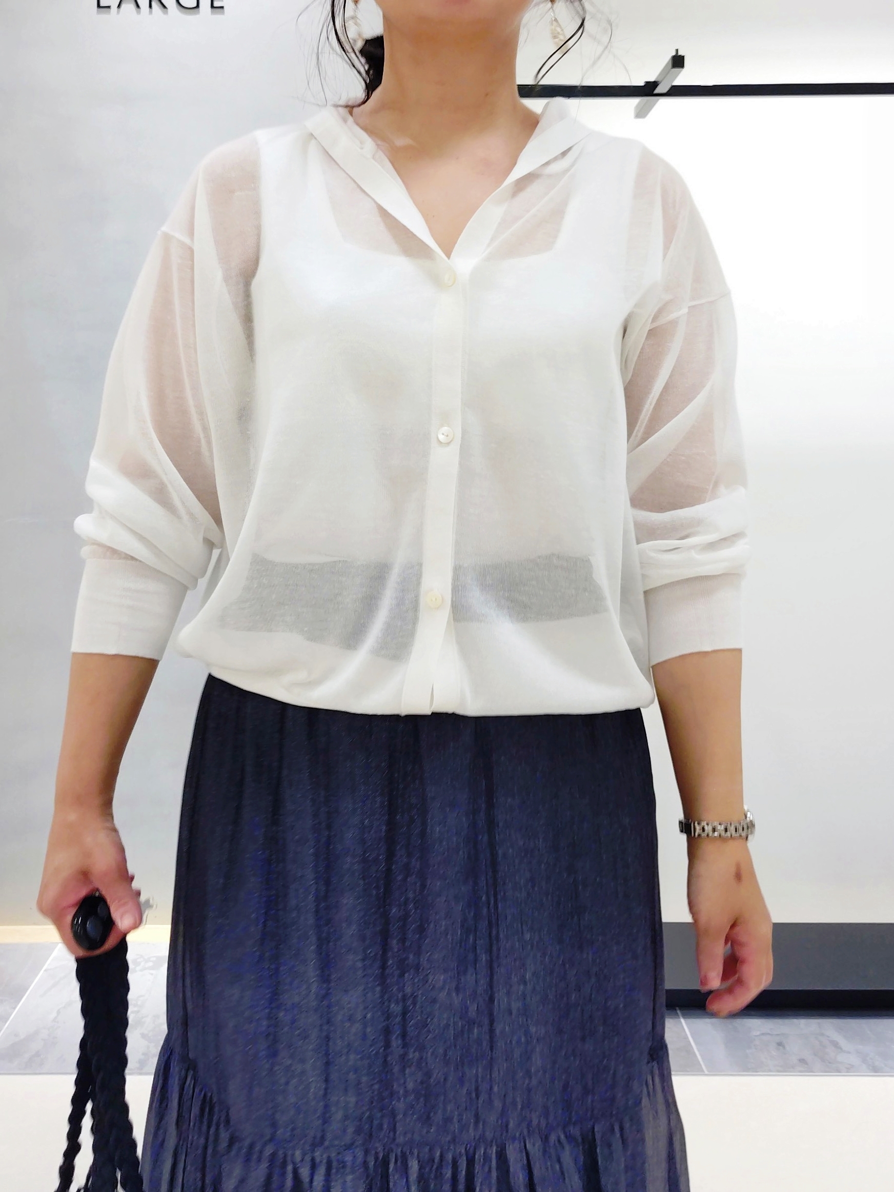 TOMOMIさんの「INDIVI｜【秋羽織／洗える／シアー】フーディー カーディガンニット」を使ったコーディネート