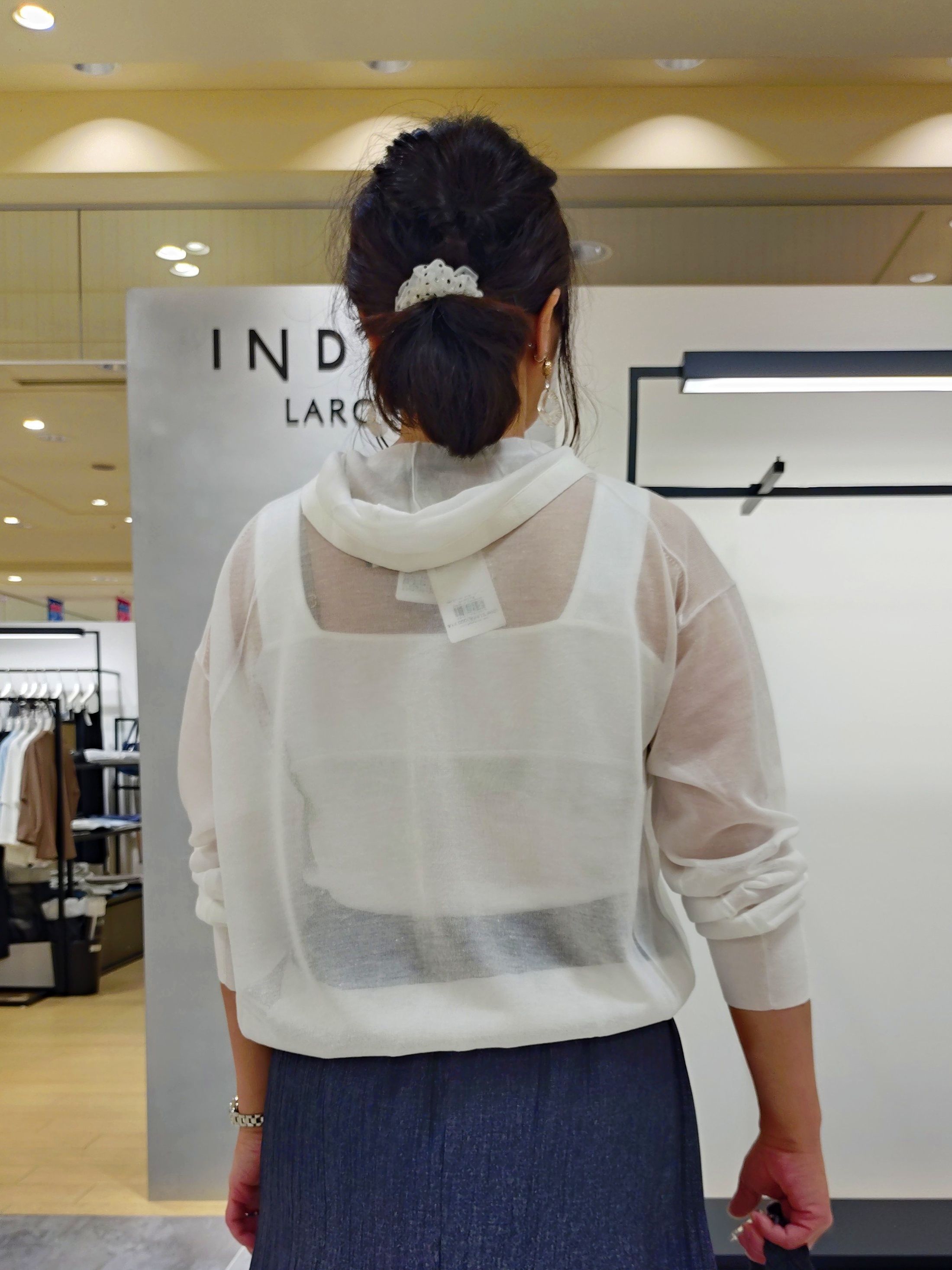 TOMOMIさんの「INDIVI｜【秋羽織／洗える／シアー】フーディー カーディガンニット」を使ったコーディネート