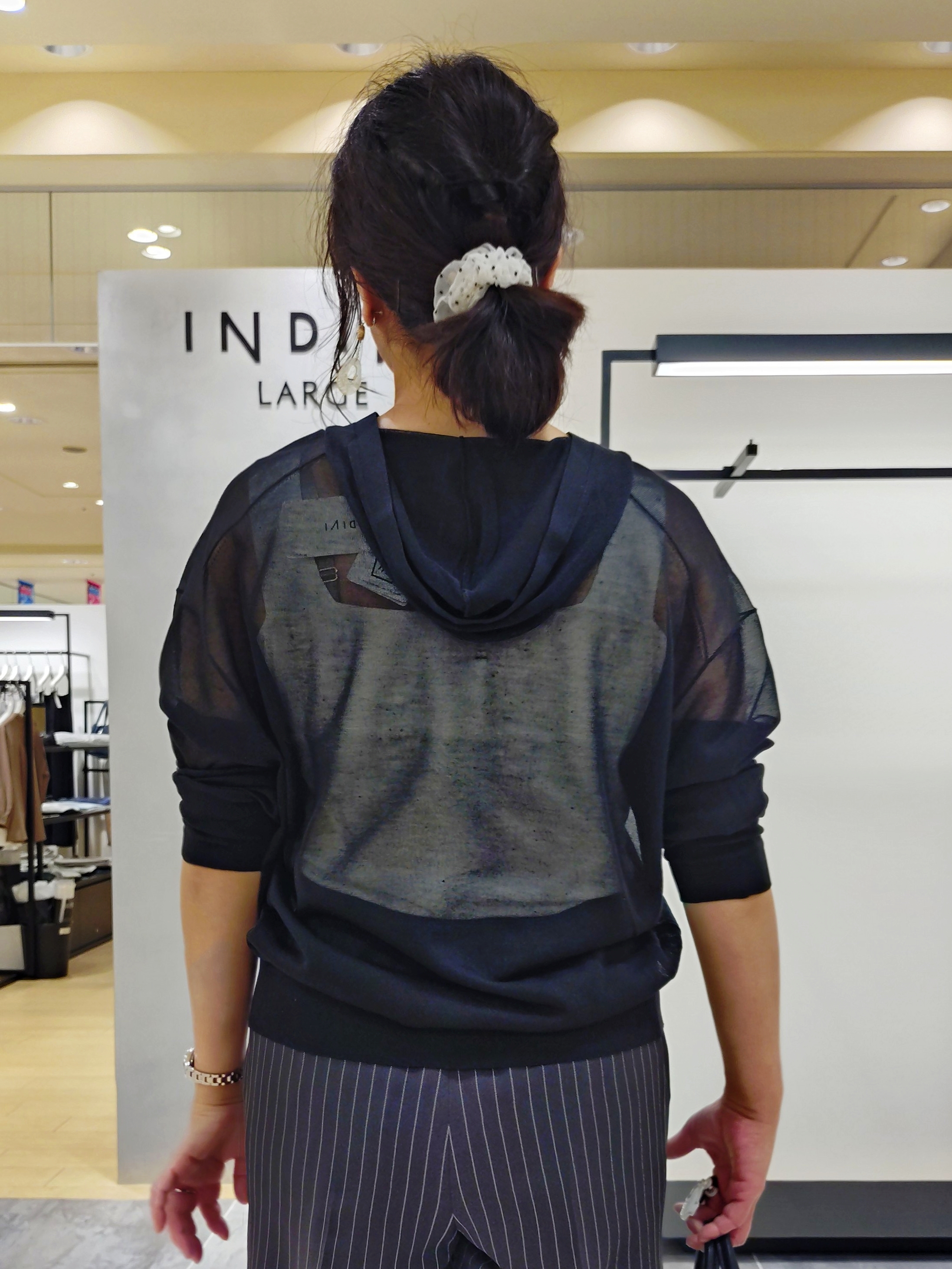 TOMOMIさんの「INDIVI｜【初秋/UVケア/着る日傘】ワイドストレートパンツ」を使ったコーディネート